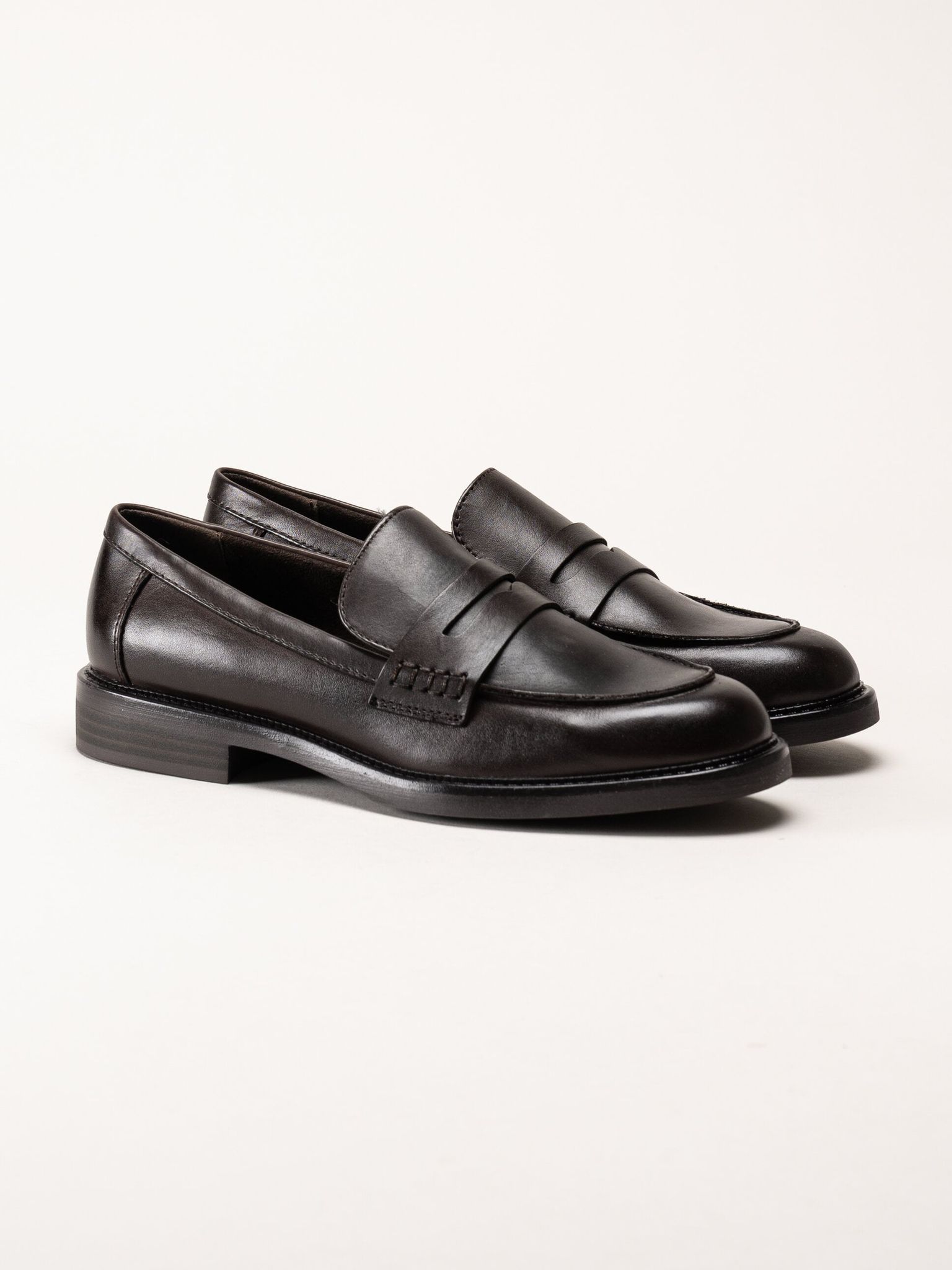 Marco Tozzi - Mörkbruna loafers i skinn