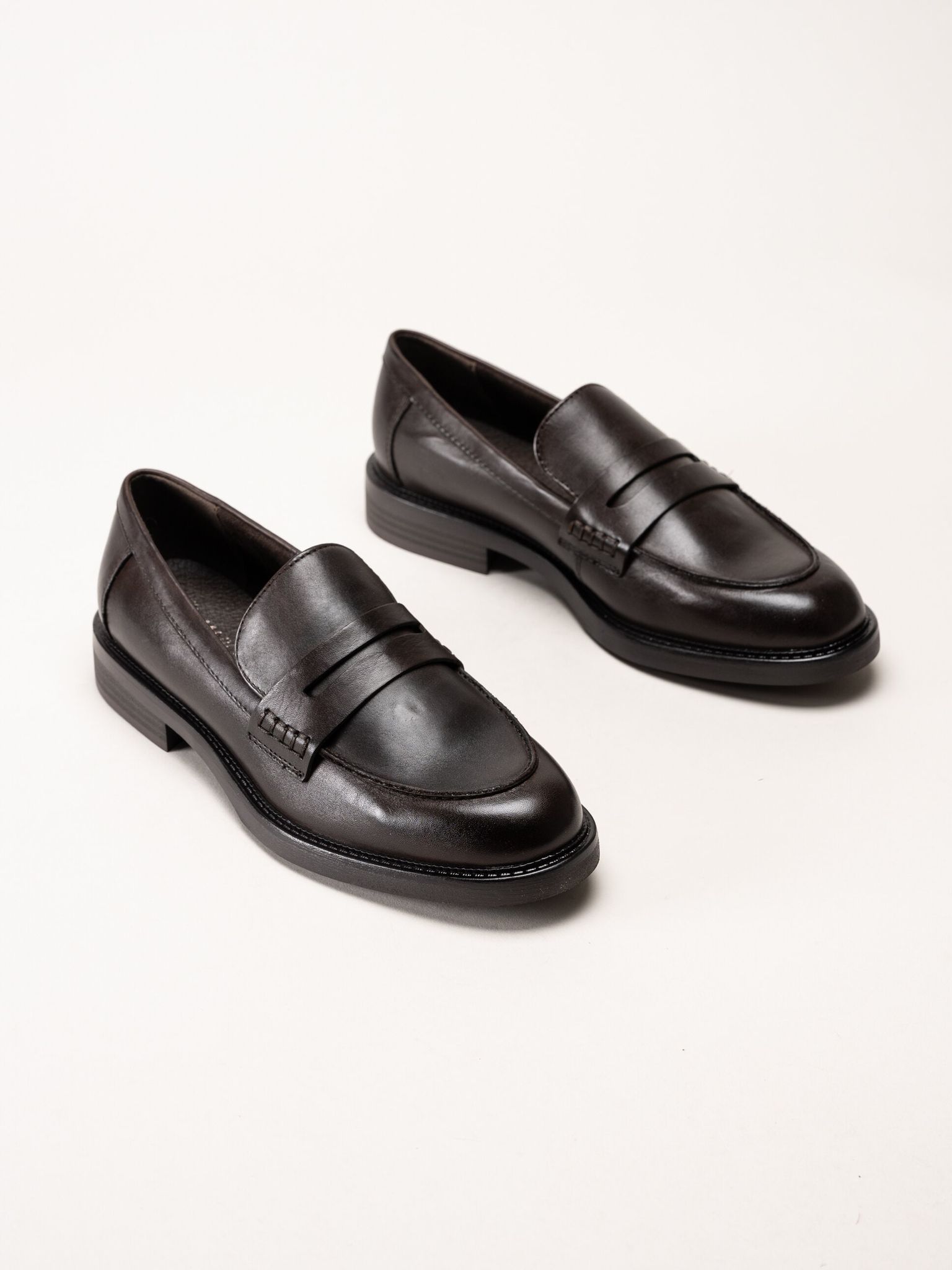 Marco Tozzi - Mörkbruna loafers i skinn