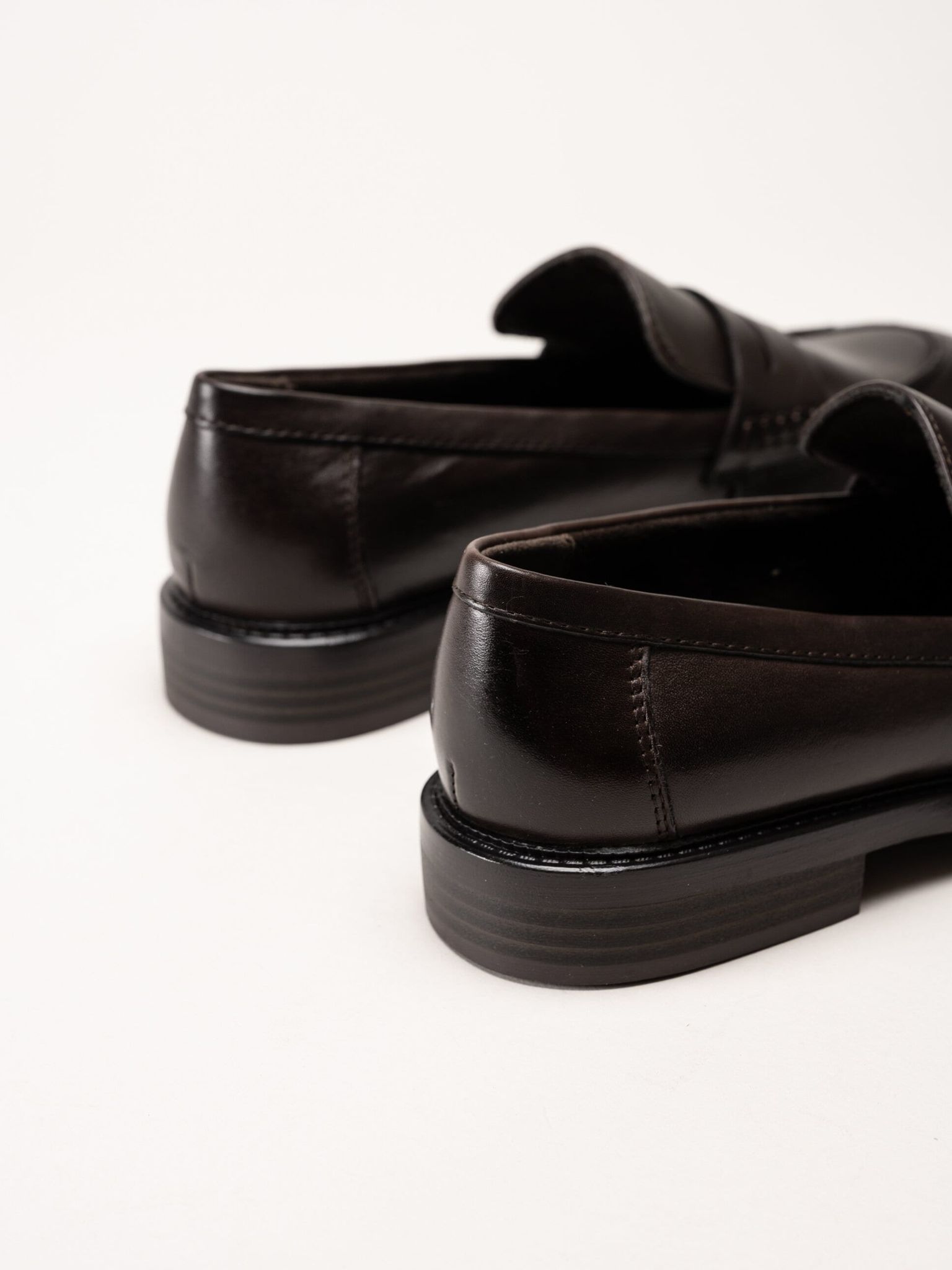 Marco Tozzi - Mörkbruna loafers i skinn