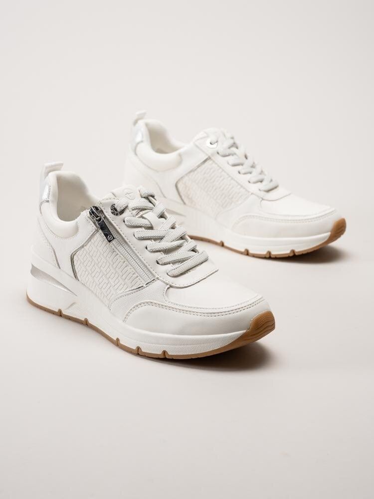 Tamaris - Vita kilklackade sneakers i skinnimitation