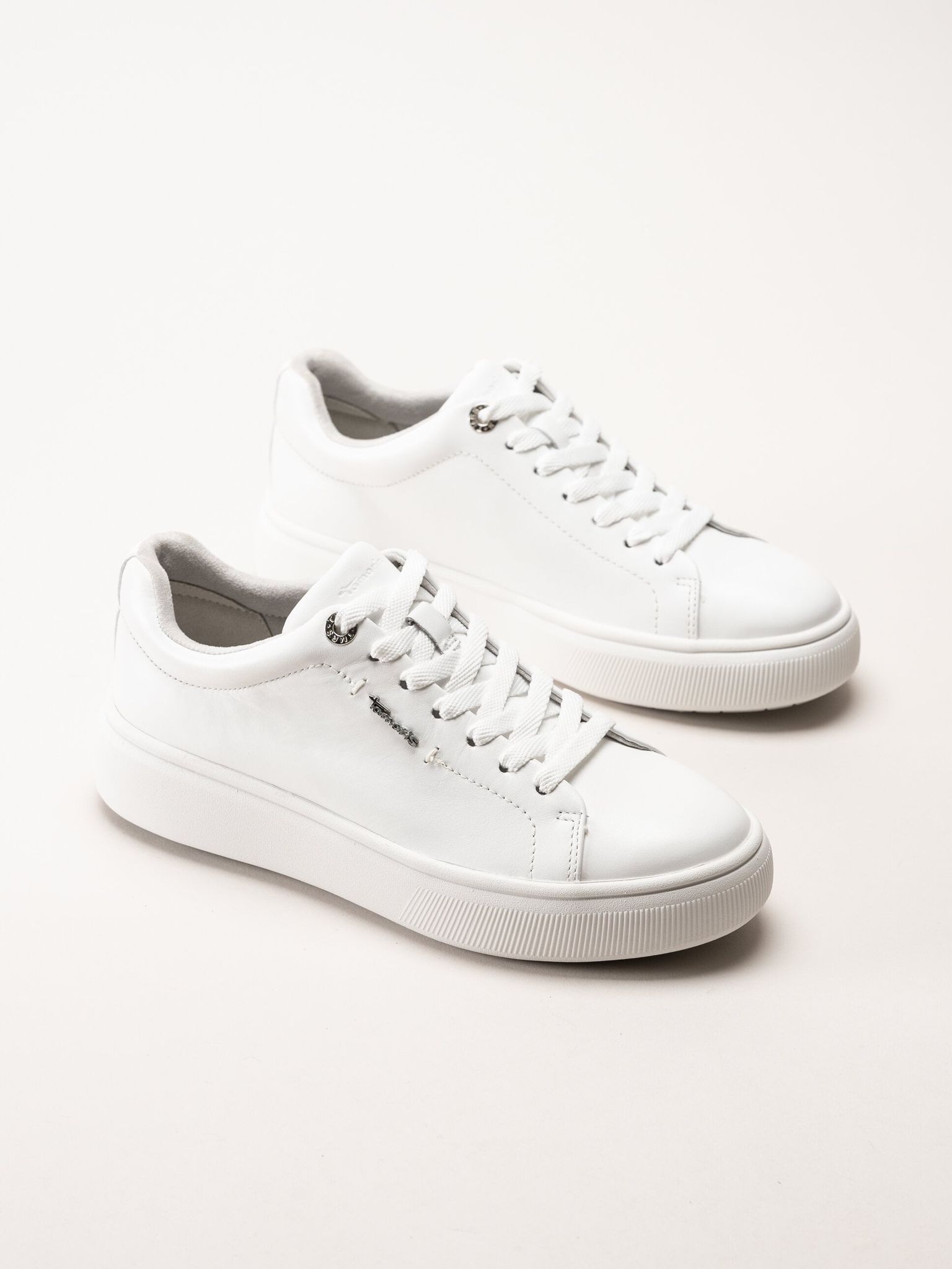 Tamaris - Vita sneakers i skinn med platåsula