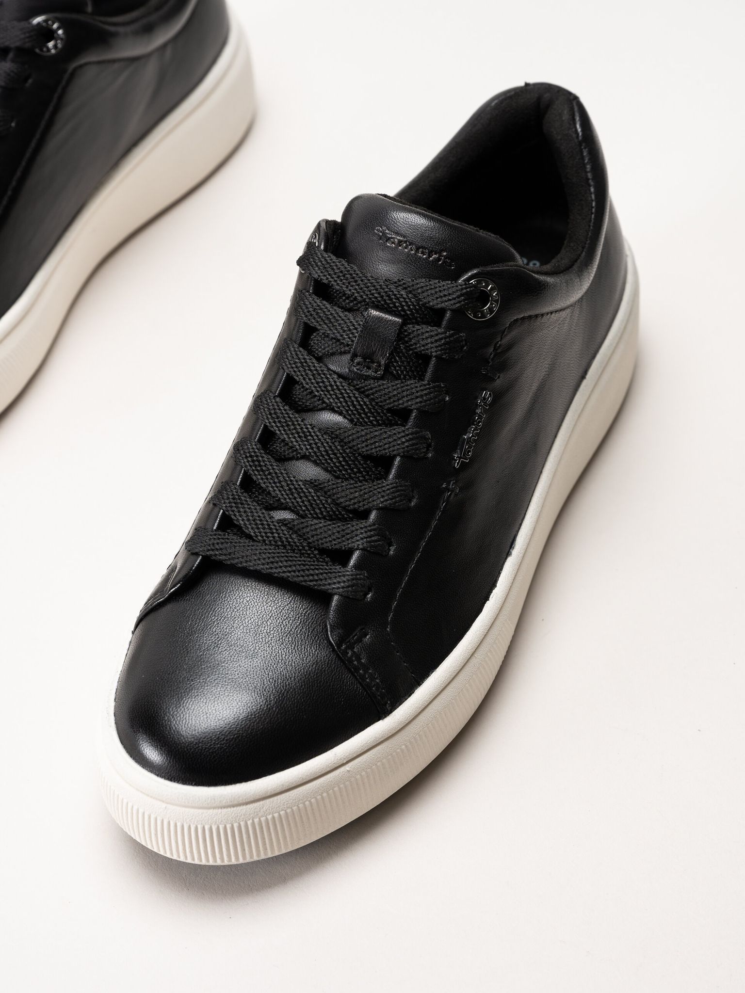Tamaris - Svarta sneakers i skinn med platåsula