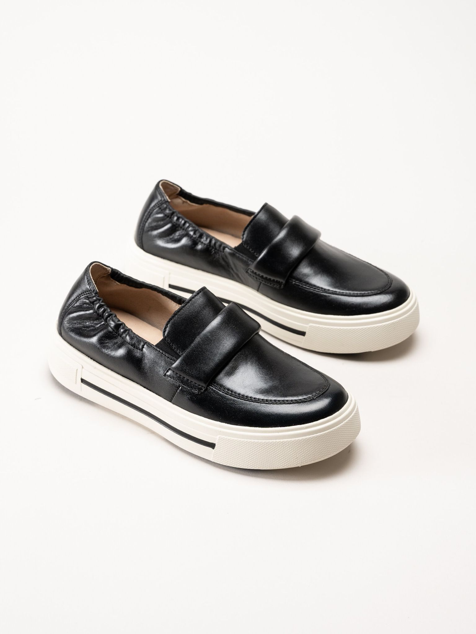 Caprice - Svarta loafers i skinn