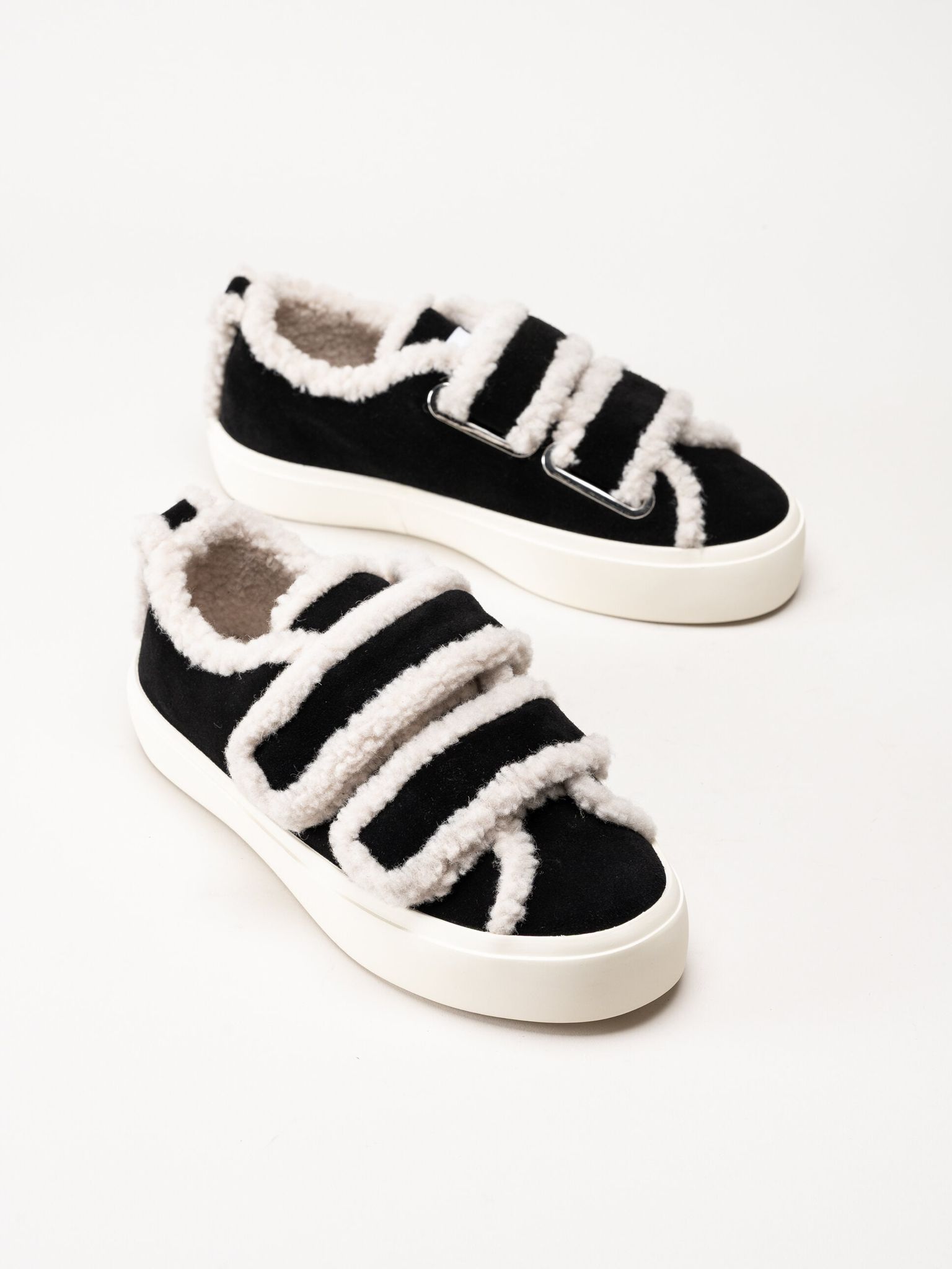 Inuikii - Shearling Low Velcro - Svarta ullfodrade sneakers i mocka
