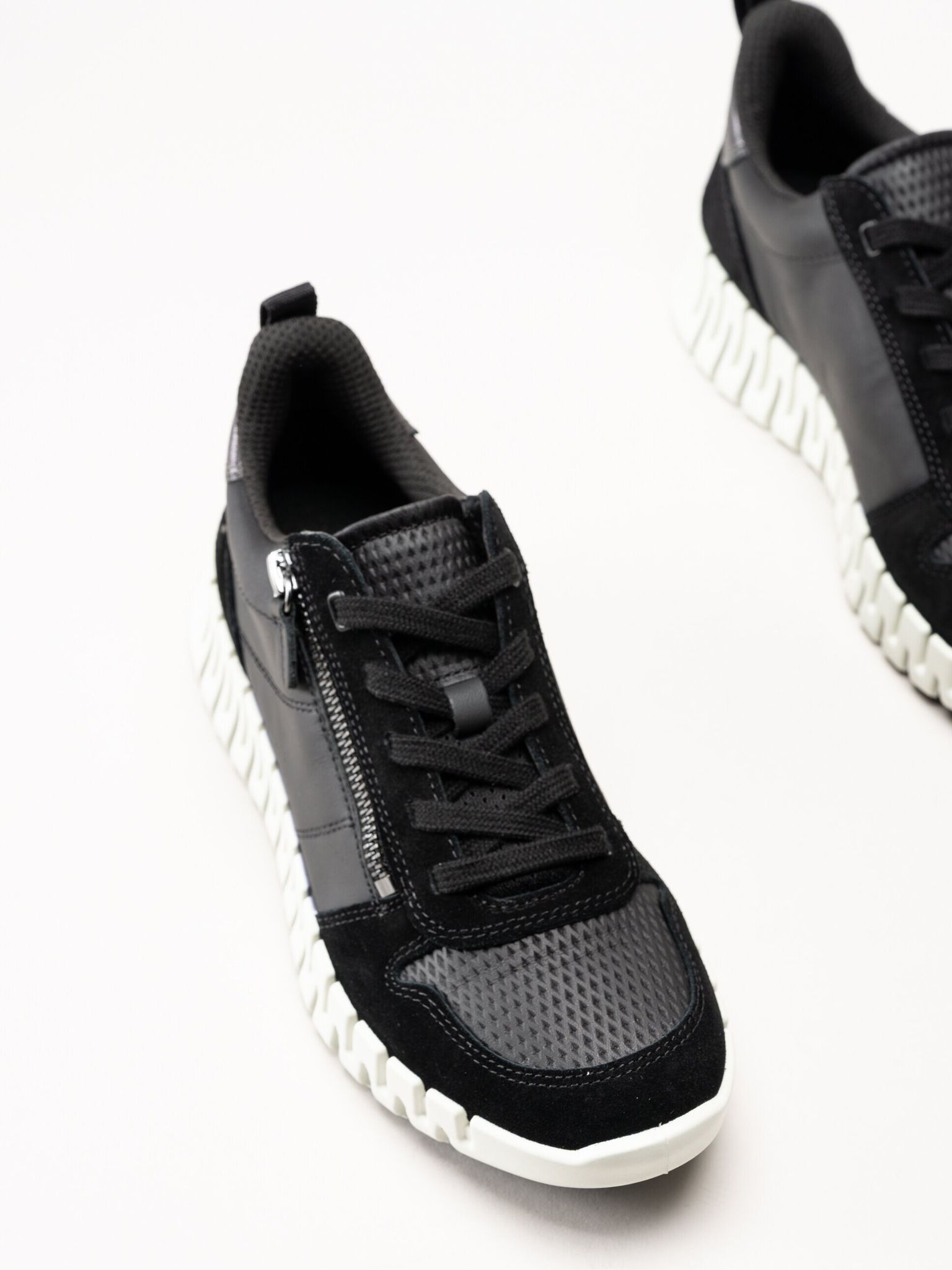 Ecco - Gruuv W Side Zip Lace - Svarta sneakers i nubuck
