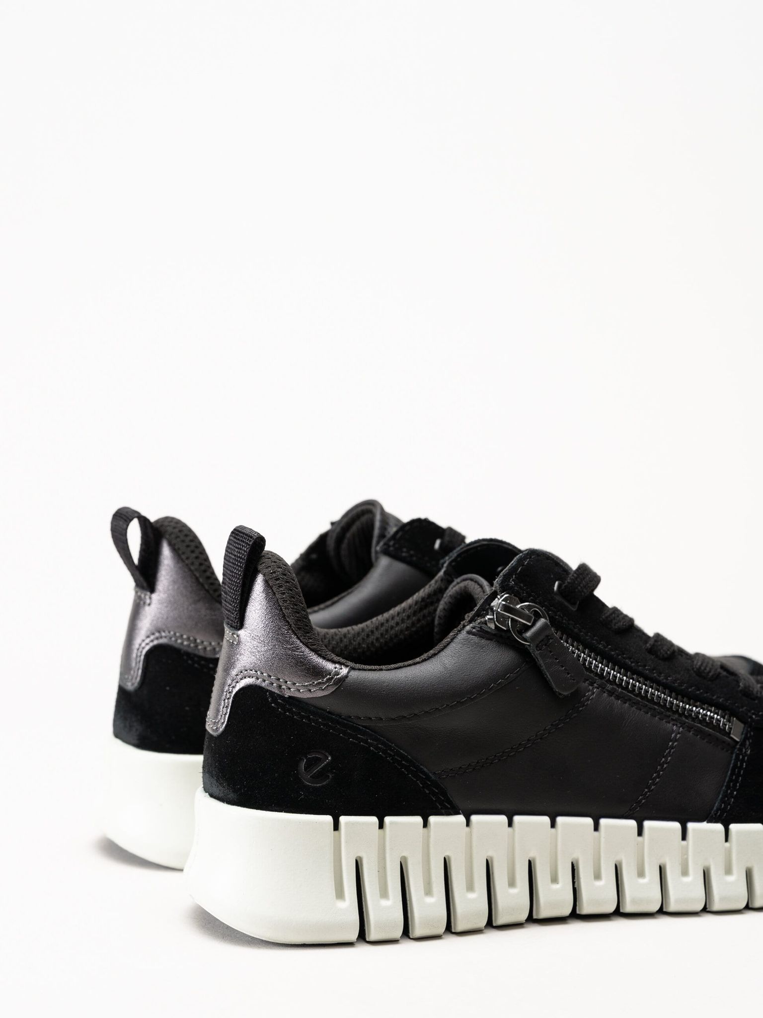 Ecco - Gruuv W Side Zip Lace - Svarta sneakers i nubuck