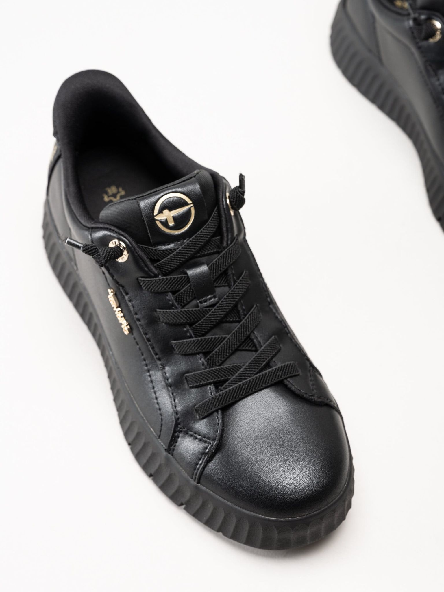 Tamaris - Svarta sneakers i skinn