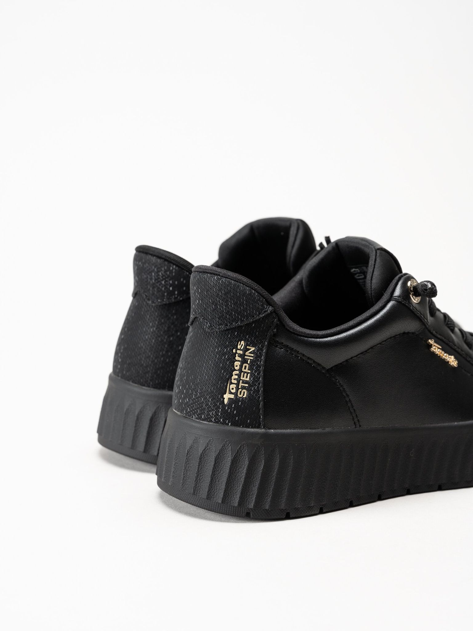 Tamaris - Svarta sneakers i skinn