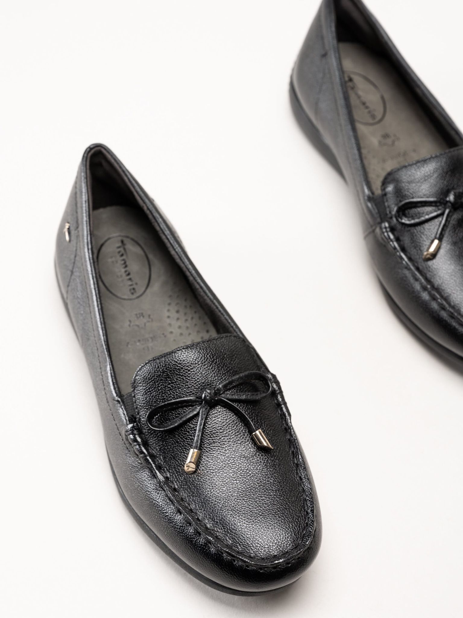 Tamaris Comfort - Svarta loafers i skinn