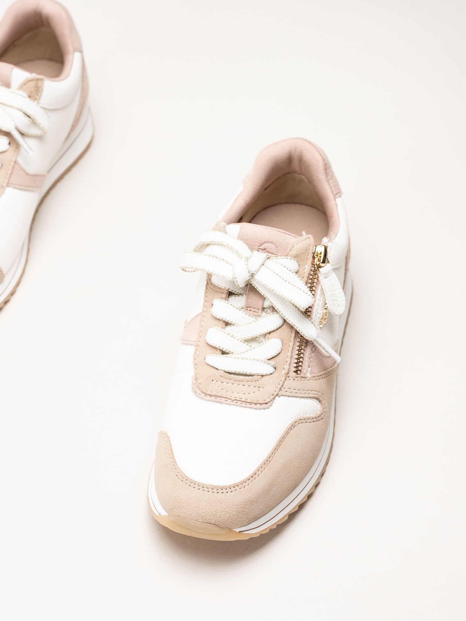 Tamaris - Wide fit - Beige sneakers i mocka