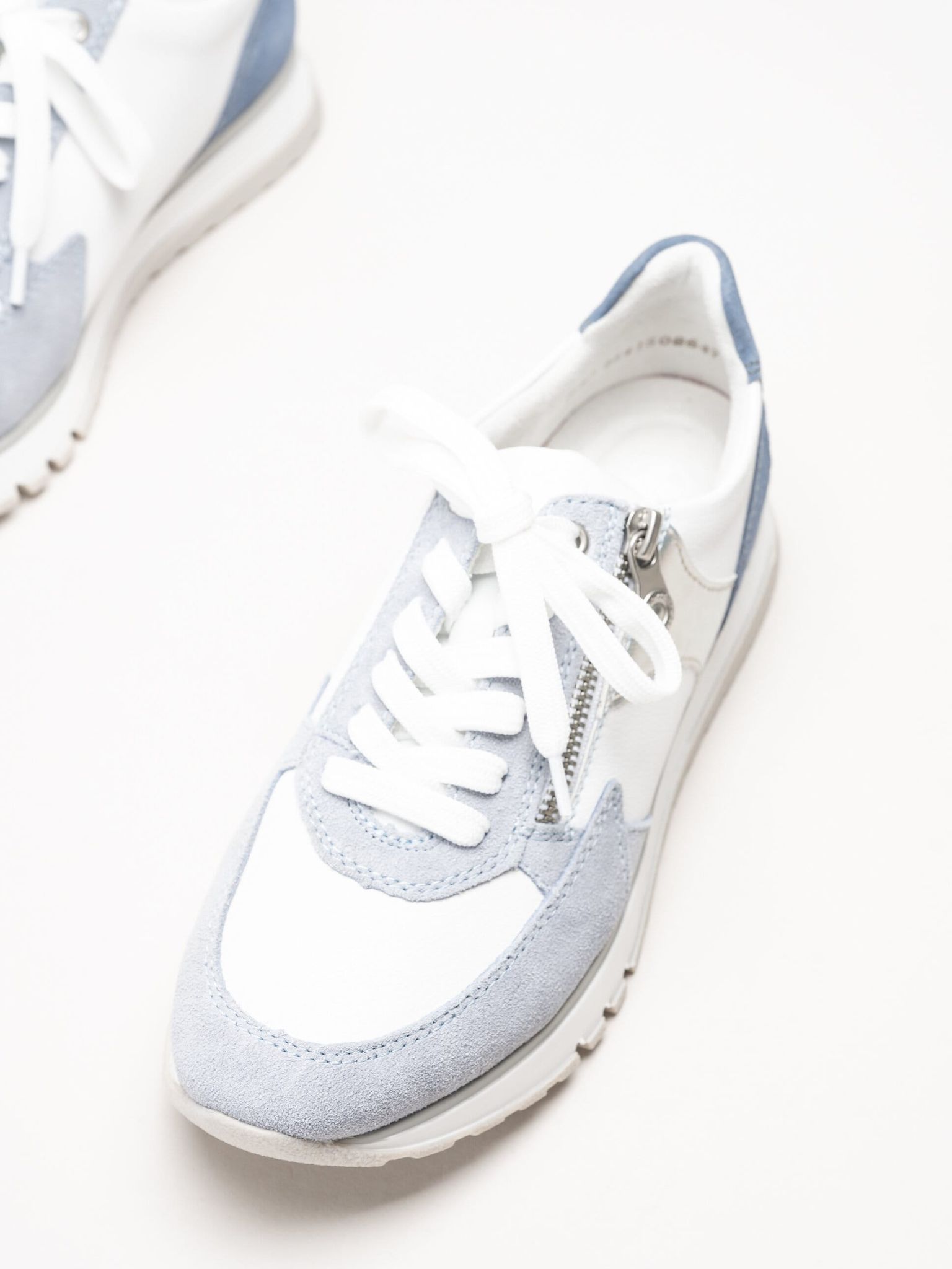 Rieker - Ljusblå sneakers i mocka och skinn