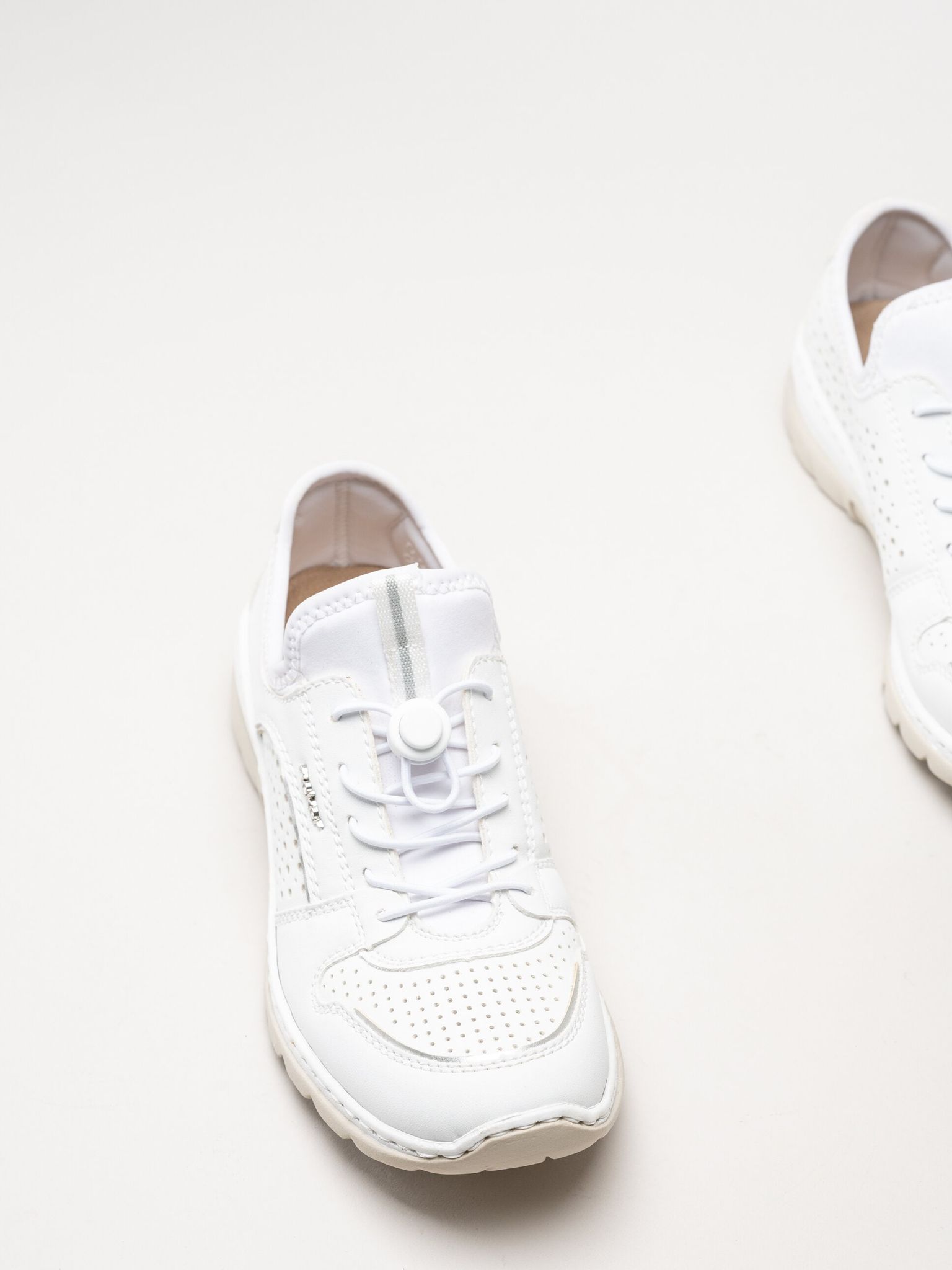Rieker - Vita slip on skor i skinnimitation