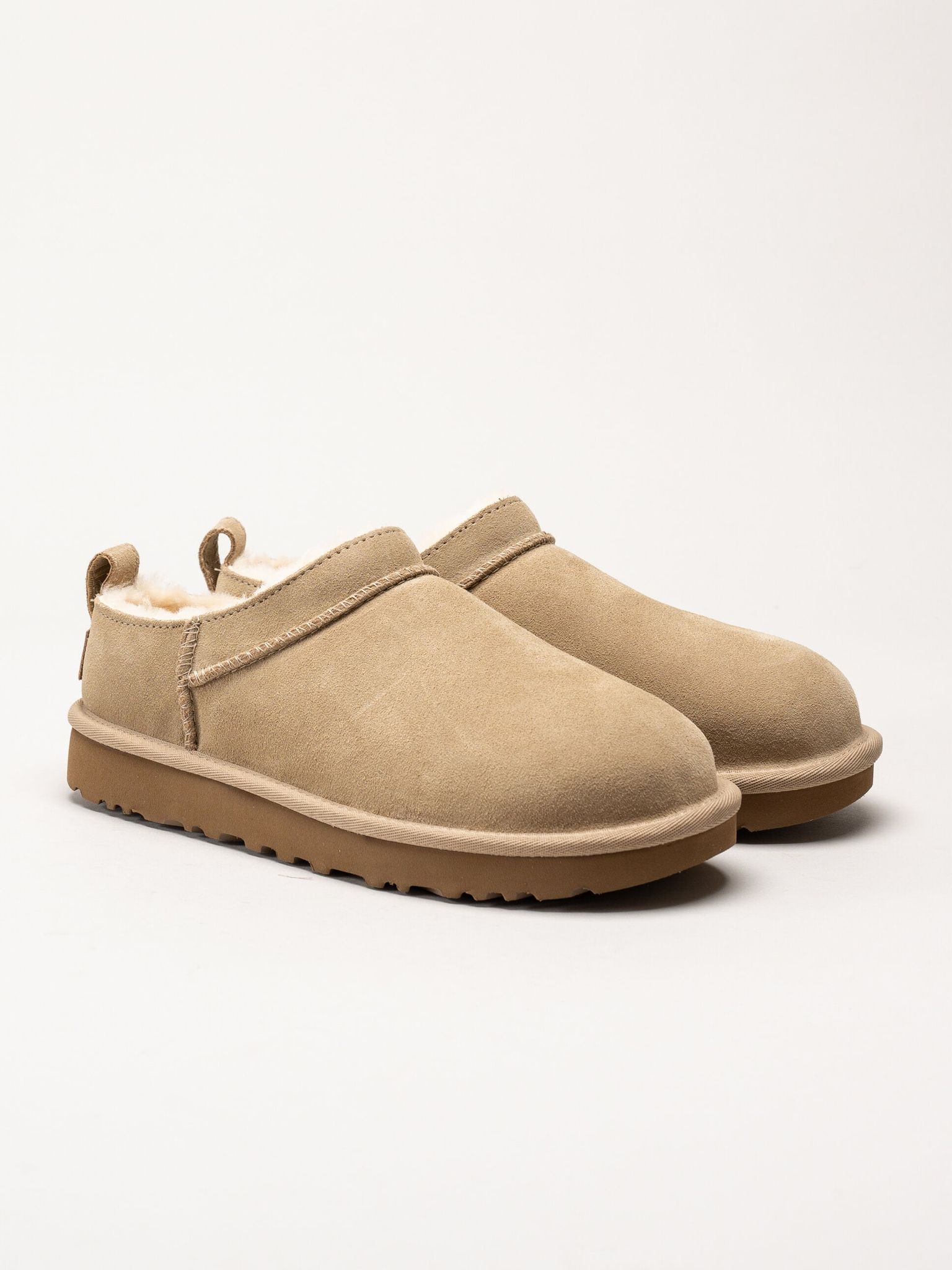 UGG - W Classic Micro - Beige ullfodrade boots i mocka