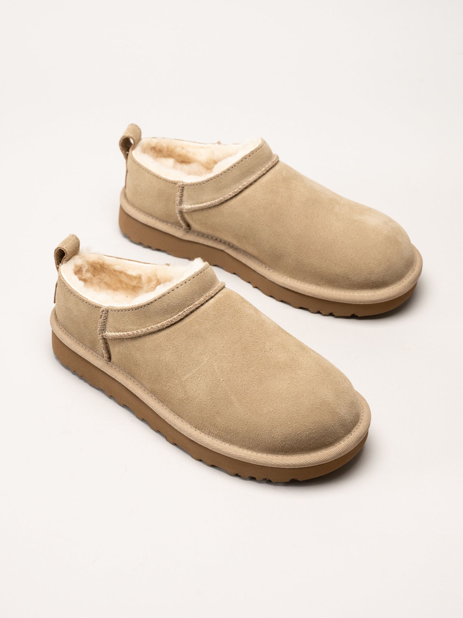 UGG - W Classic Micro - Beige ullfodrade boots i mocka