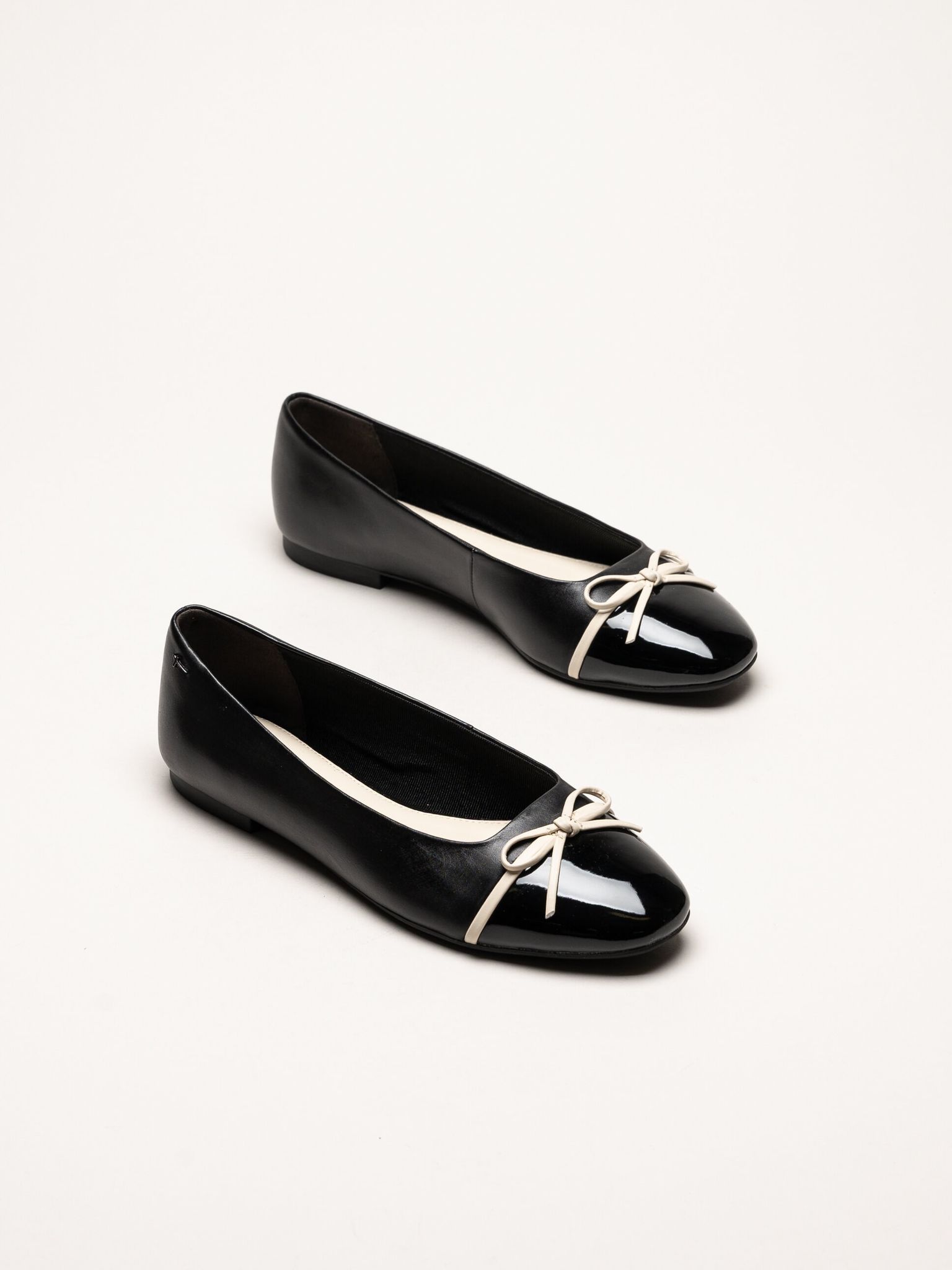 Tamaris - Svarta ballerinaskor med lacktå
