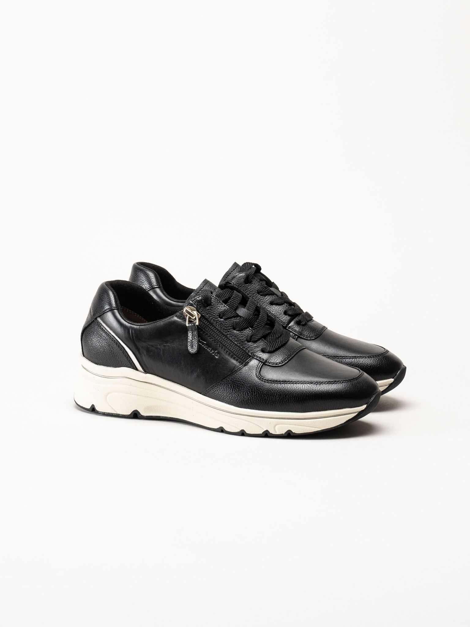 Tamaris - Svarta sneakers i skinn