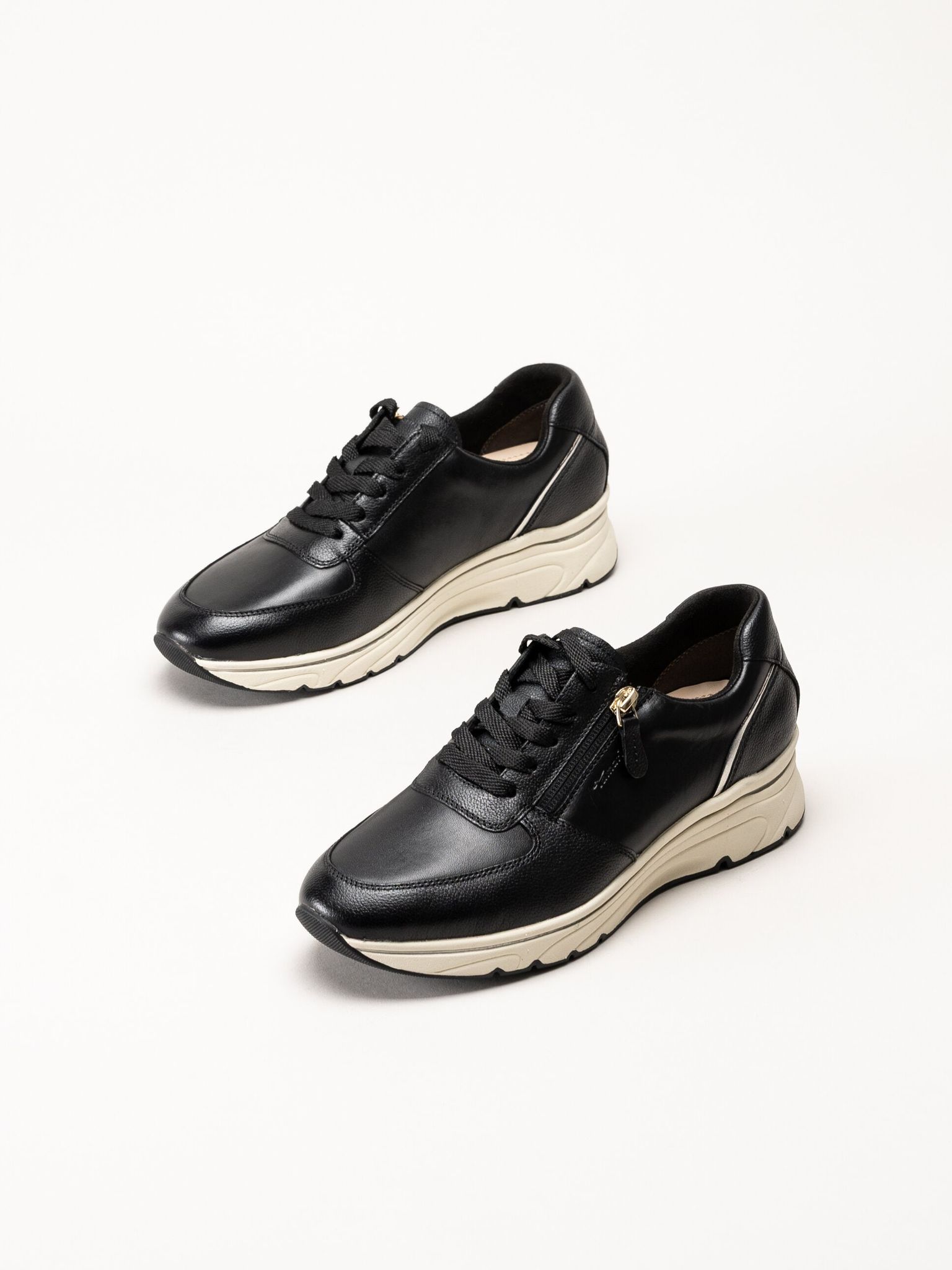 Tamaris - Svarta sneakers i skinn