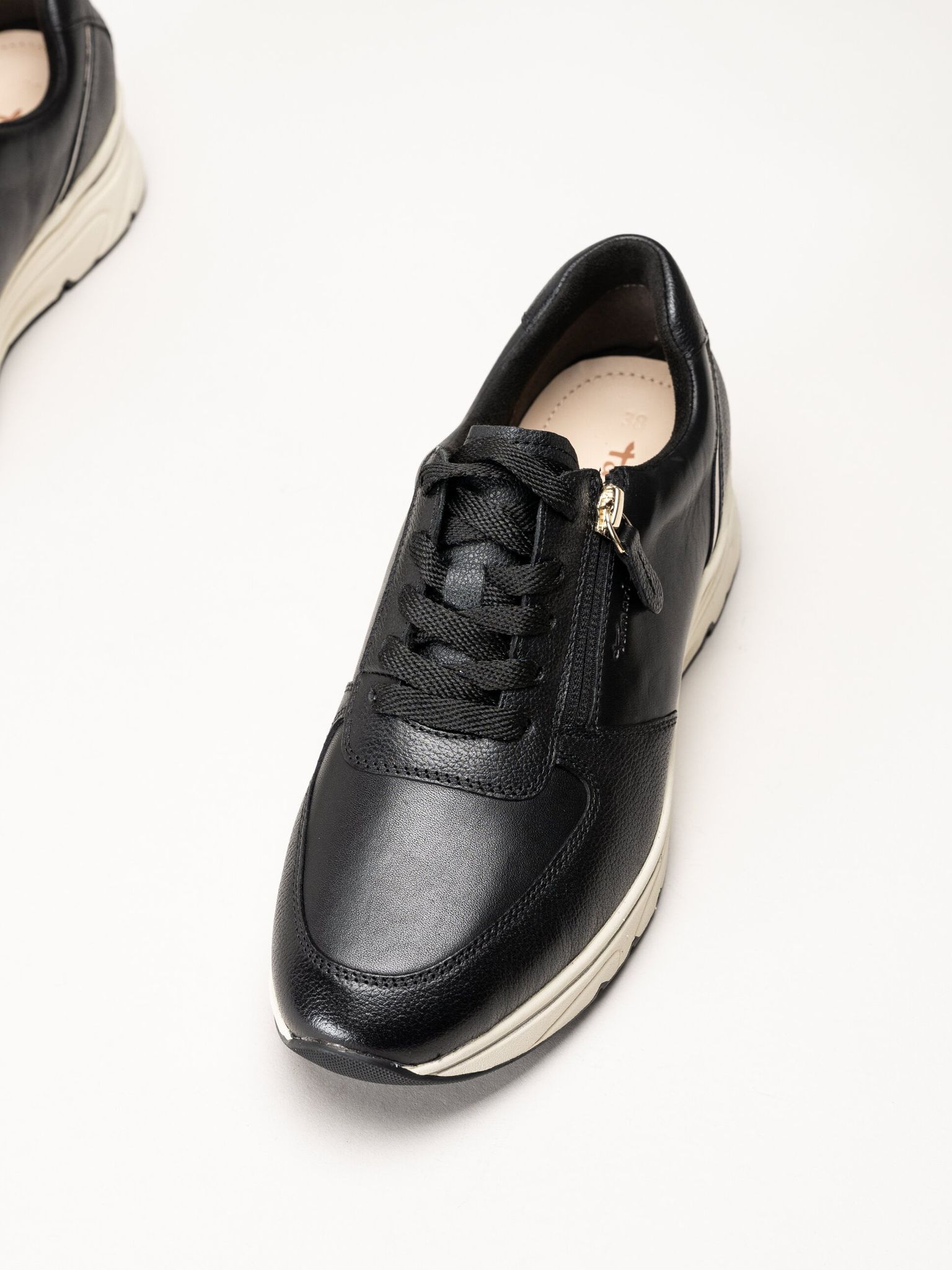 Tamaris - Svarta sneakers i skinn