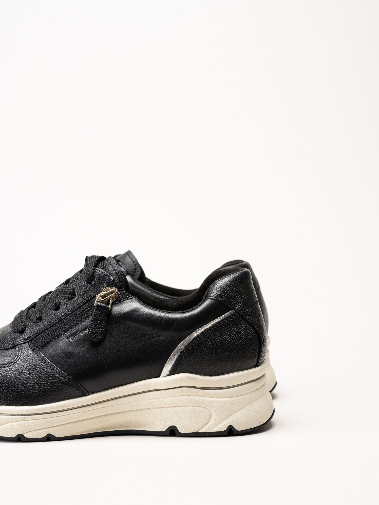 Tamaris - Svarta sneakers i skinn
