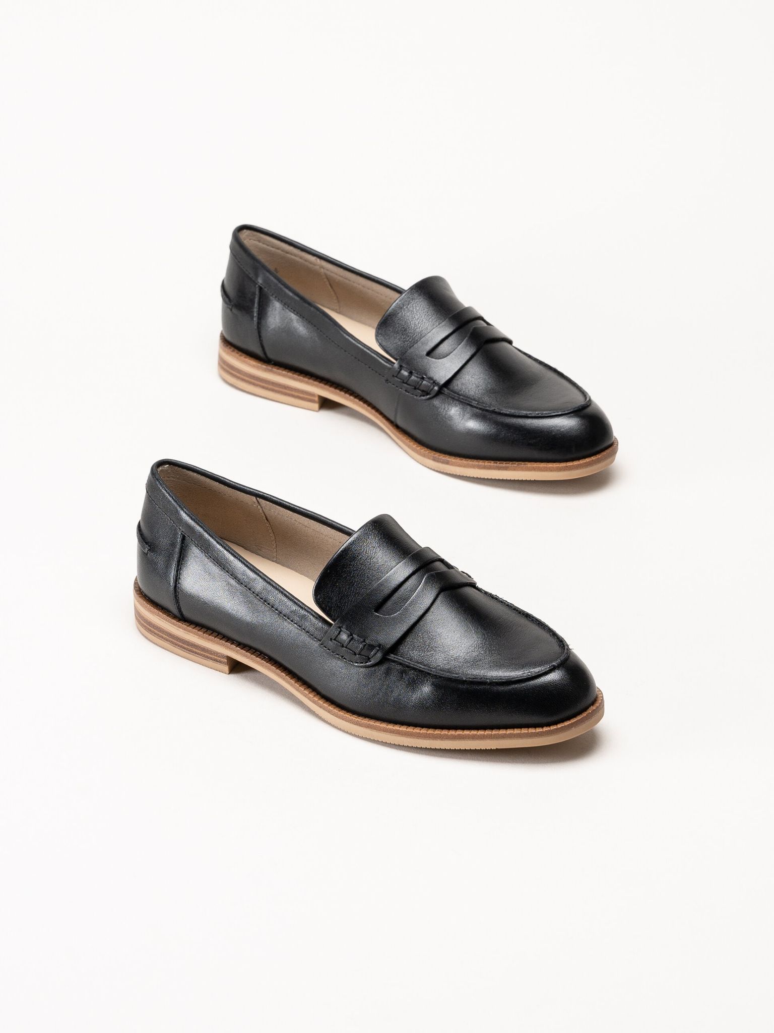 Caprice - Svarta pennyloafers i skinn