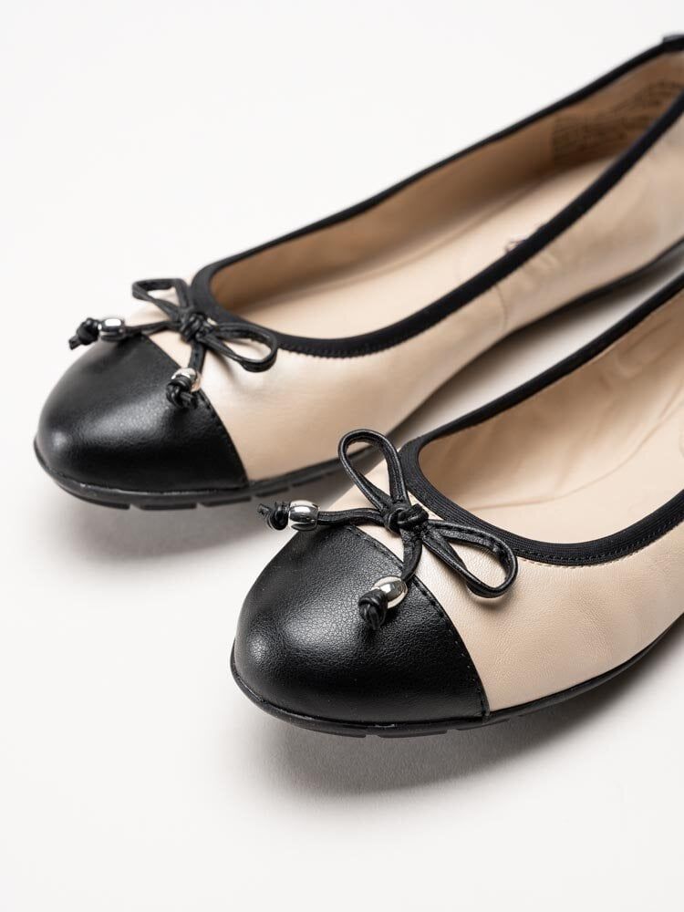 Caprice - Beige ballerina i skinn med svarta detaljer