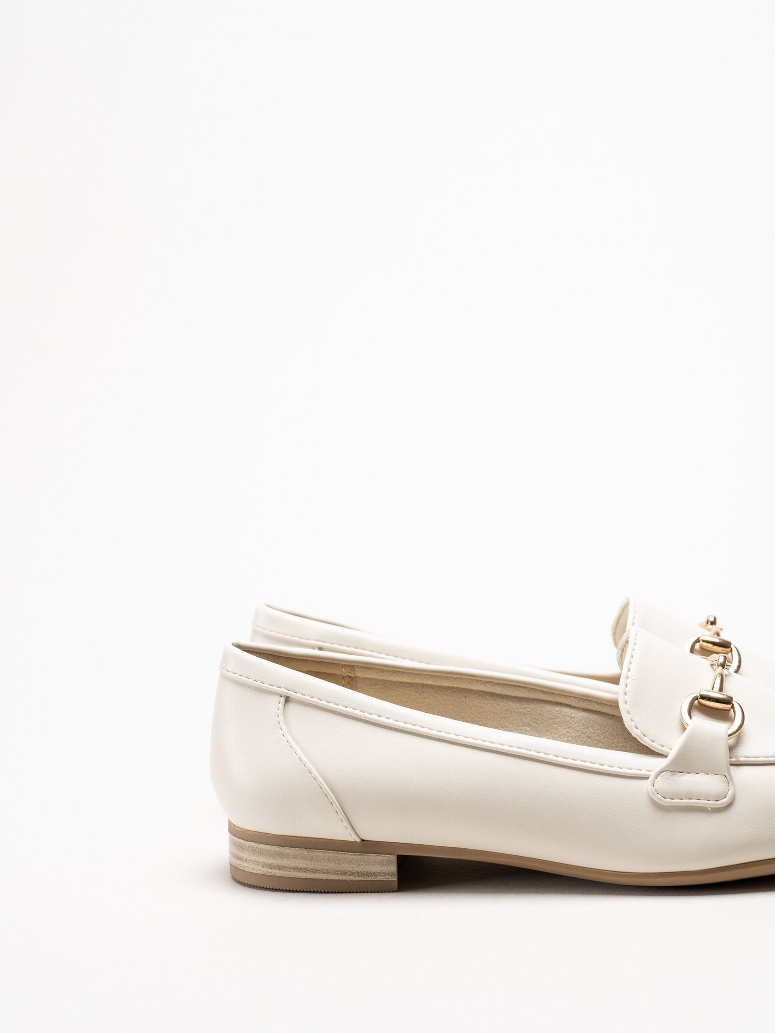 Marco Tozzi - Offwhite loafers i skinnimitation