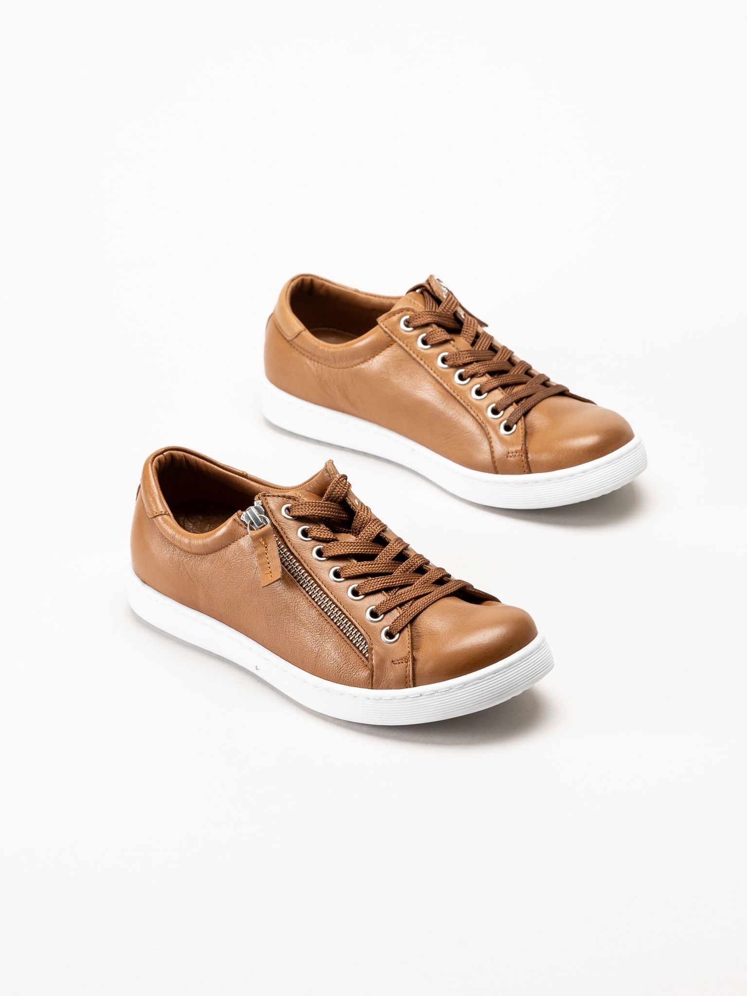 Esgano - Ljusbruna sneakers i skinn