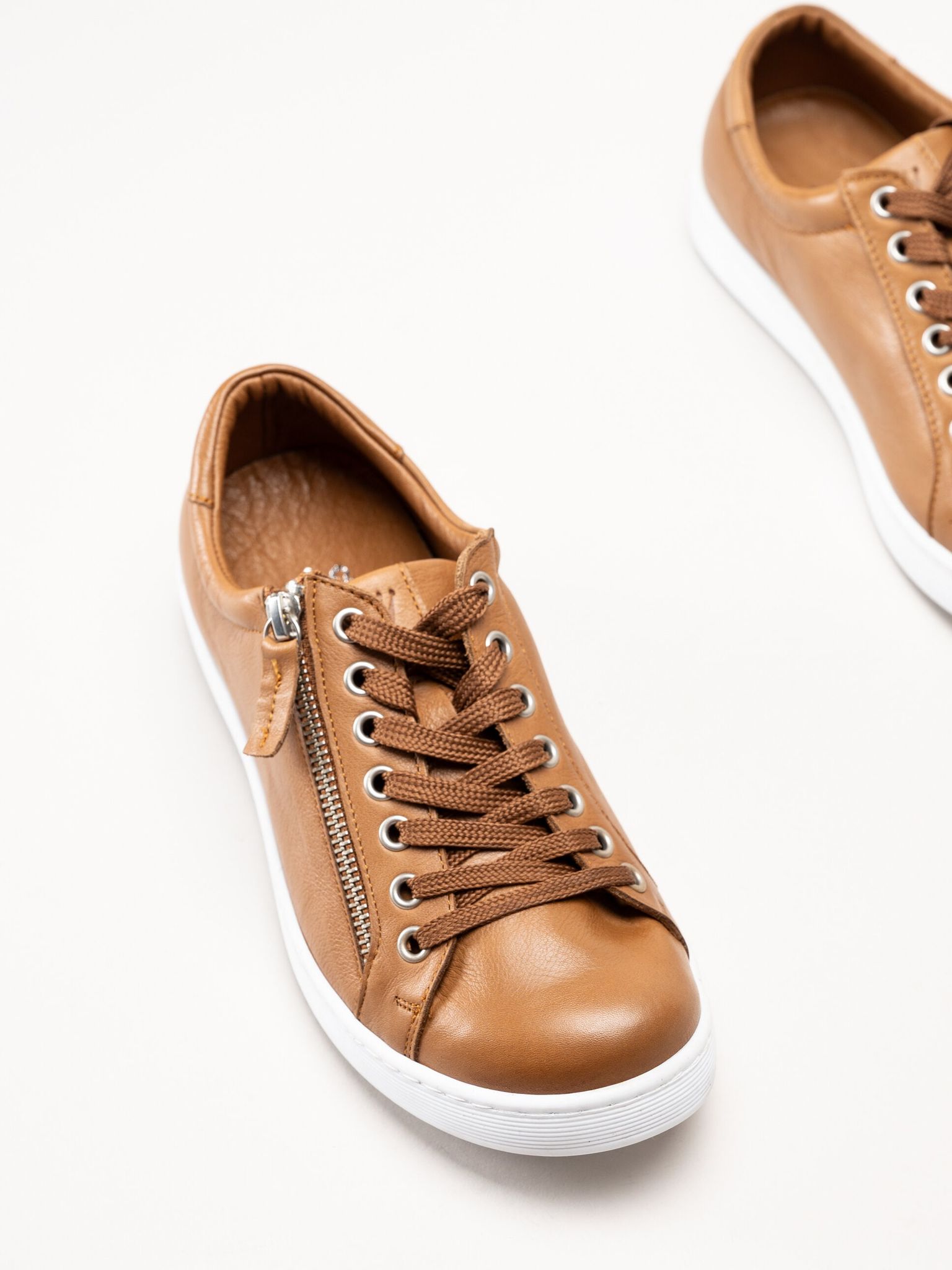 Esgano - Ljusbruna sneakers i skinn