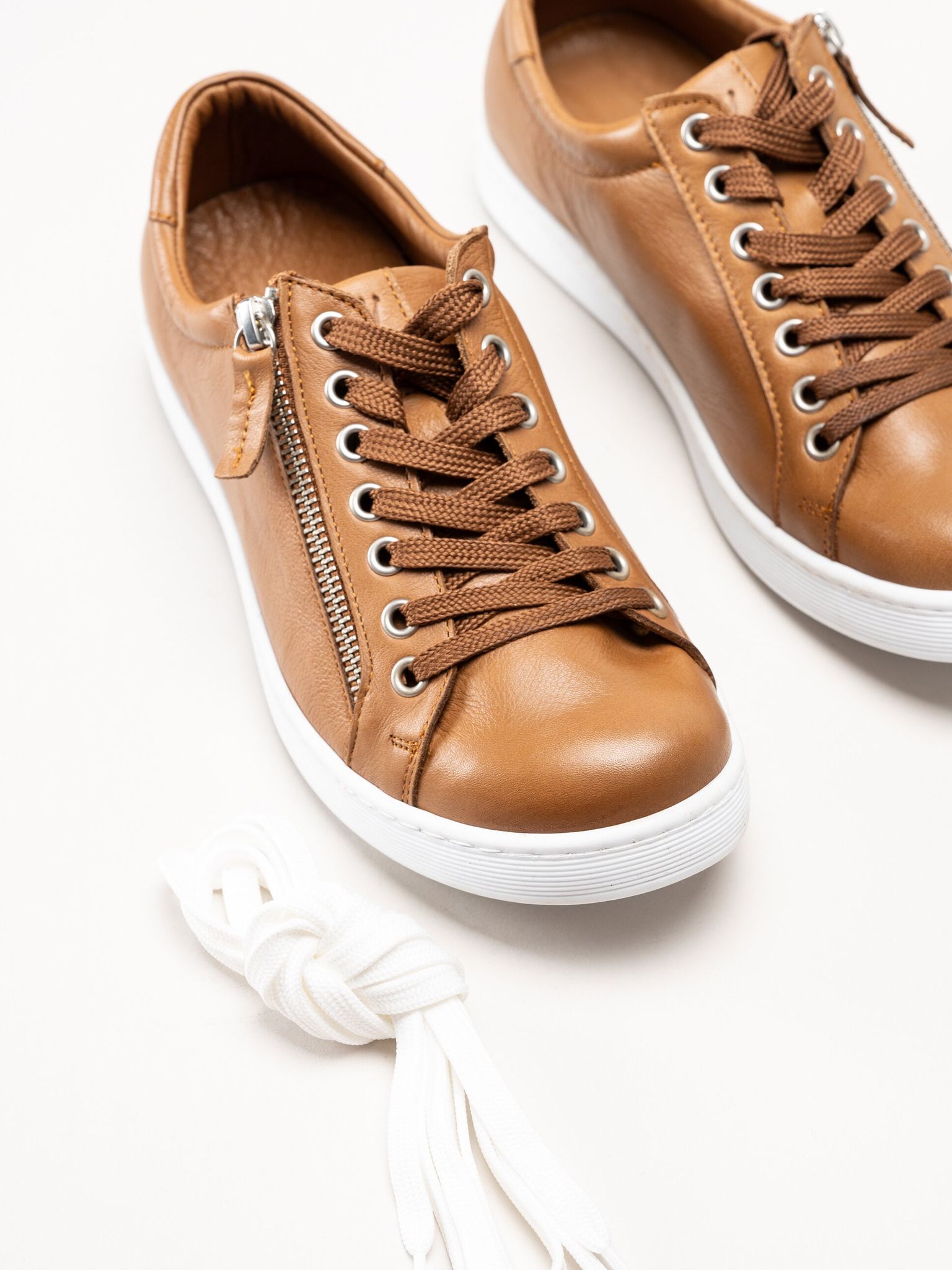 Esgano - Ljusbruna sneakers i skinn