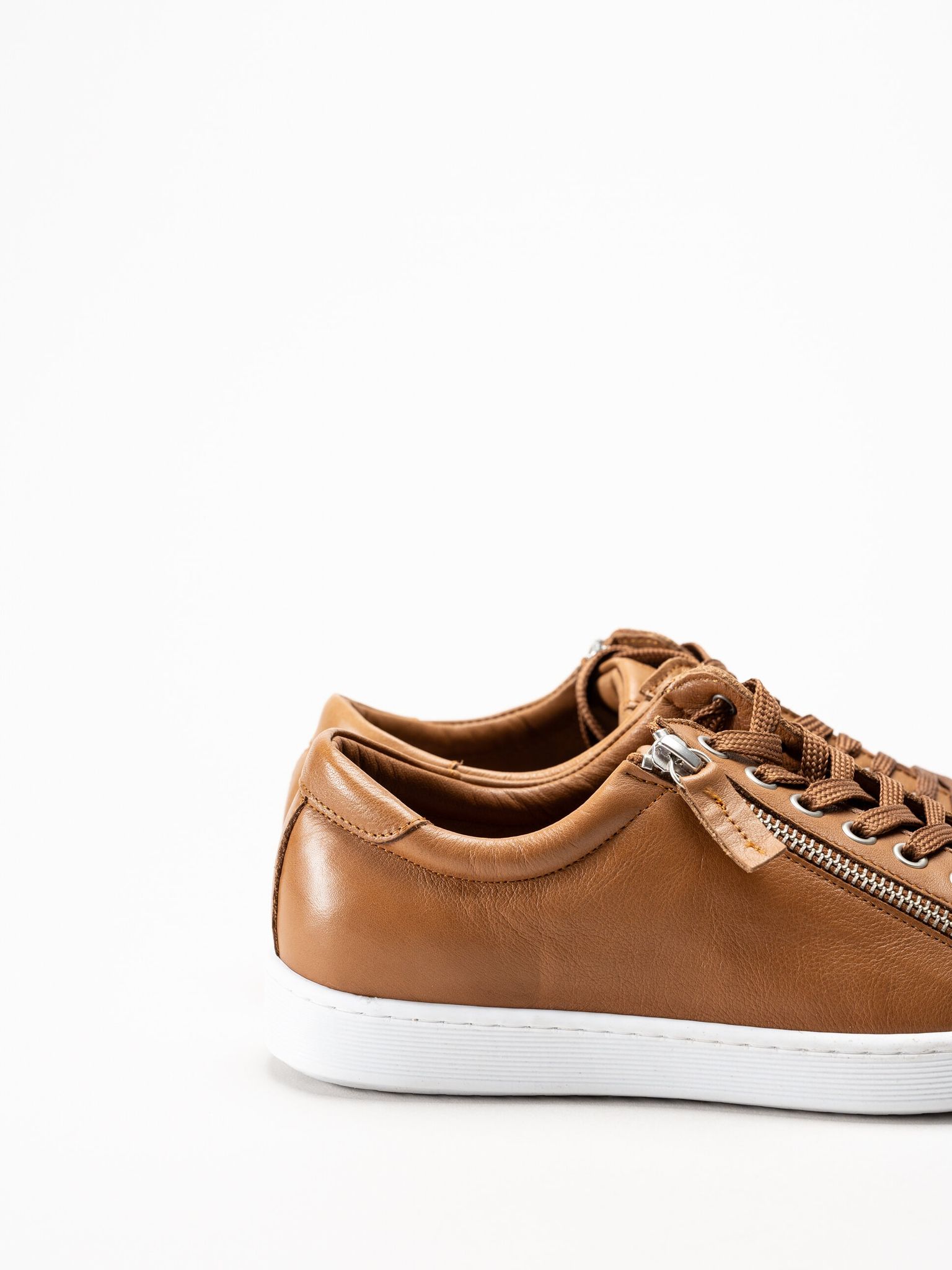 Esgano - Ljusbruna sneakers i skinn
