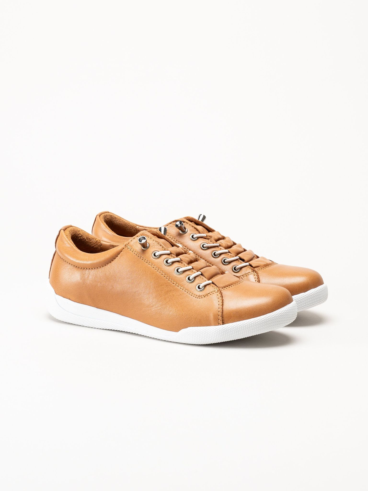 Charlotte of Sweden - Ljusbruna sneakers i skinn