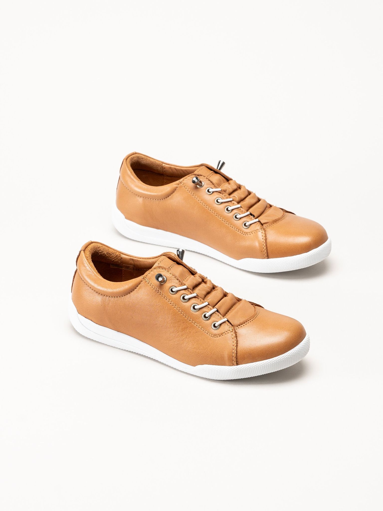 Charlotte of Sweden - Ljusbruna sneakers i skinn