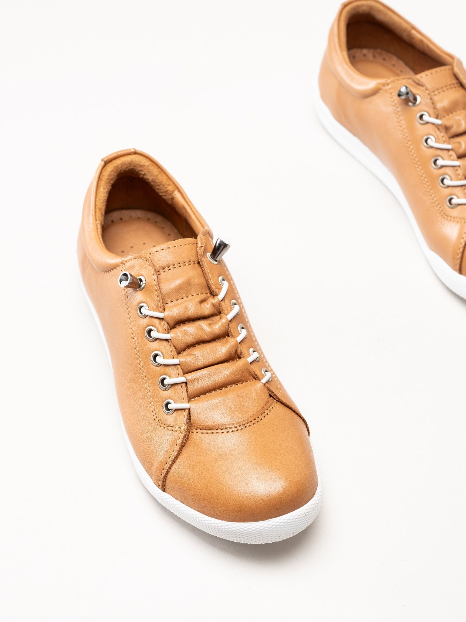Charlotte of Sweden - Ljusbruna sneakers i skinn