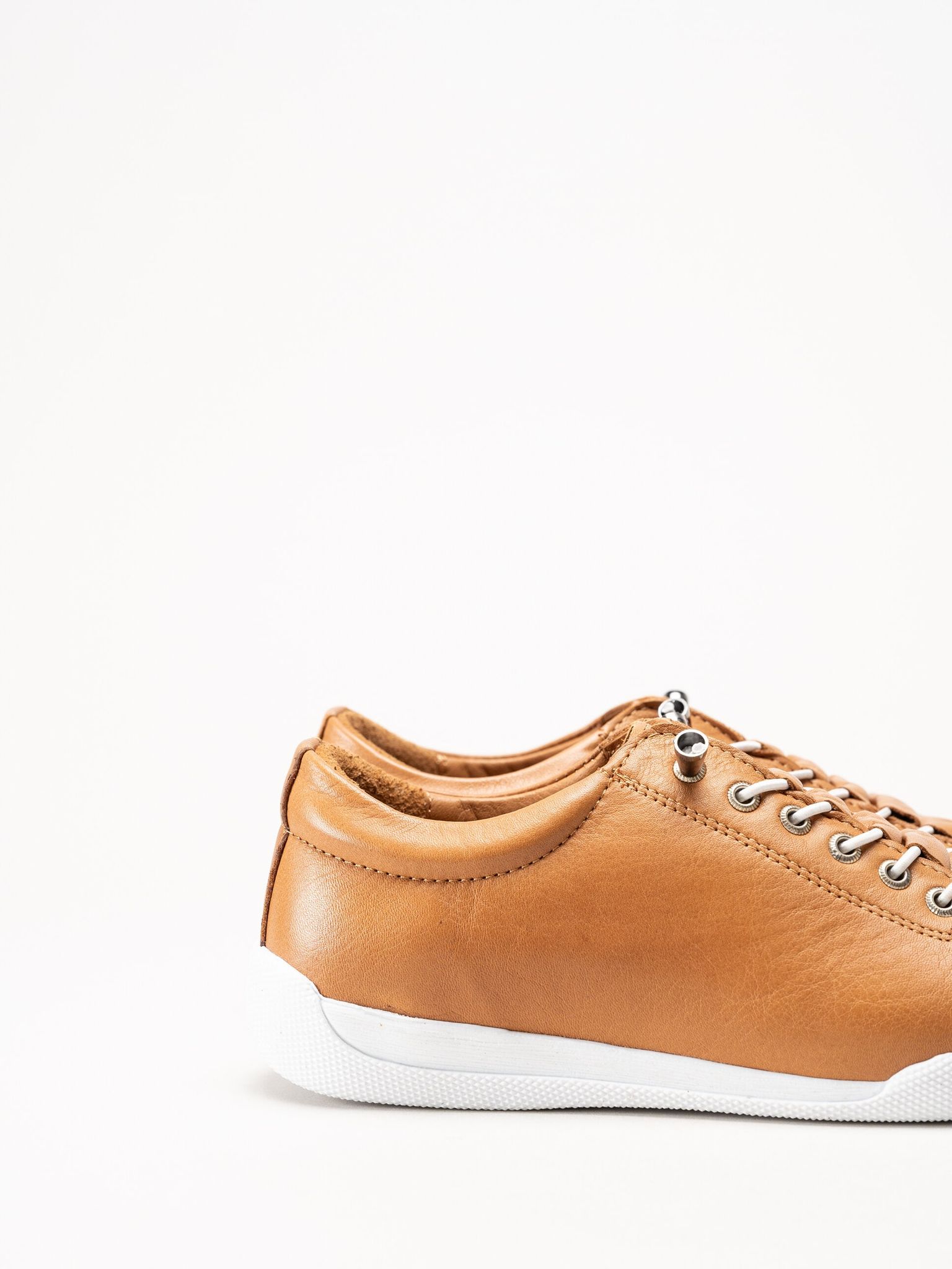 Charlotte of Sweden - Ljusbruna sneakers i skinn