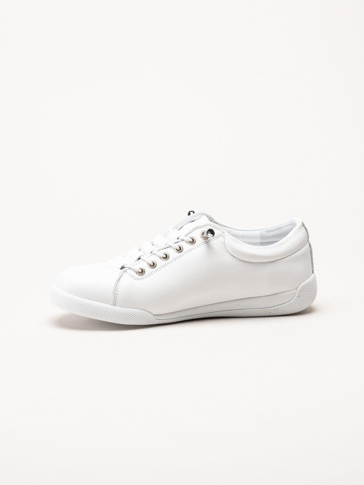 Charlotte of Sweden - Vita sneakers i skinn