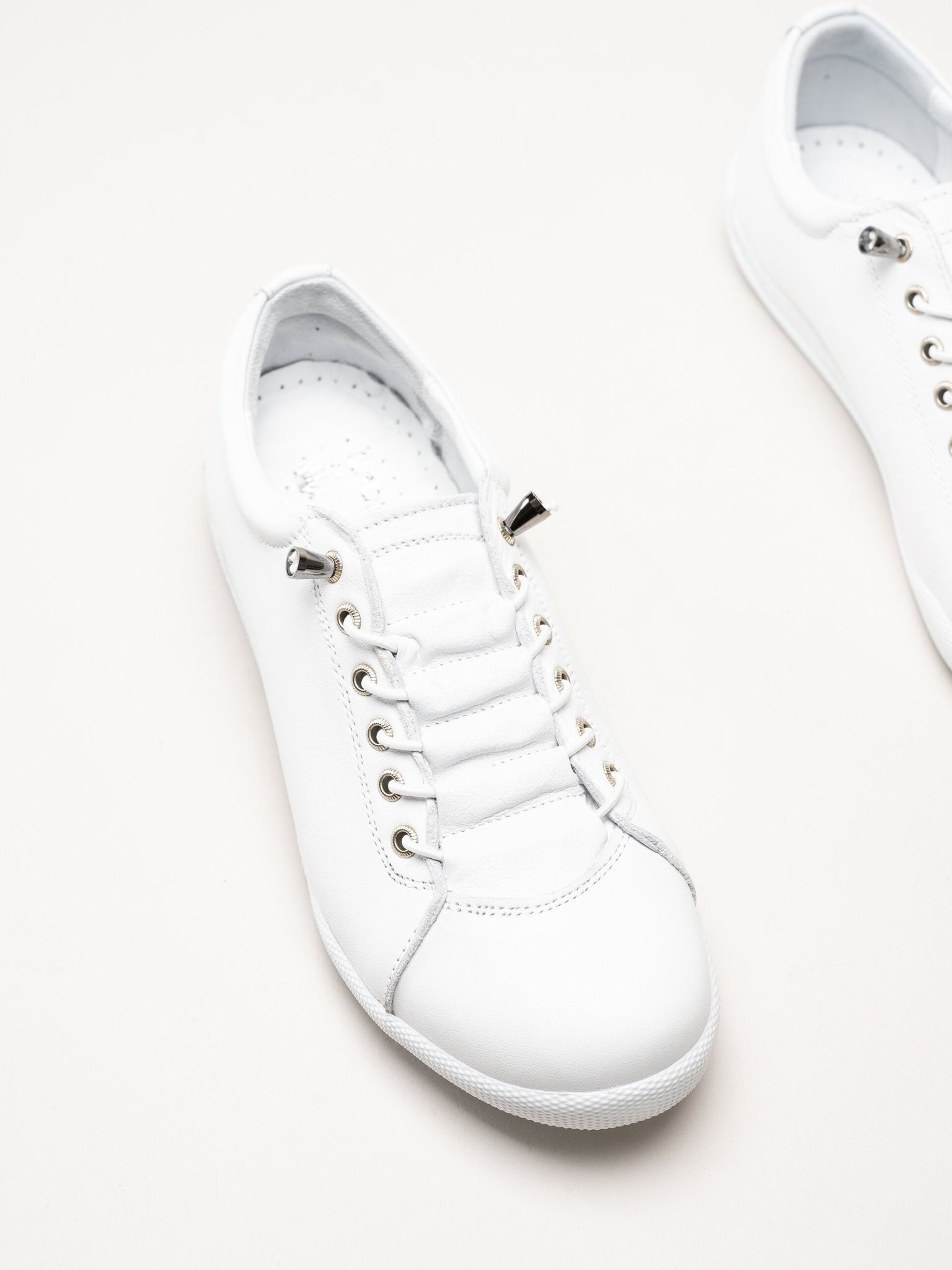 Charlotte of Sweden - Vita sneakers i skinn