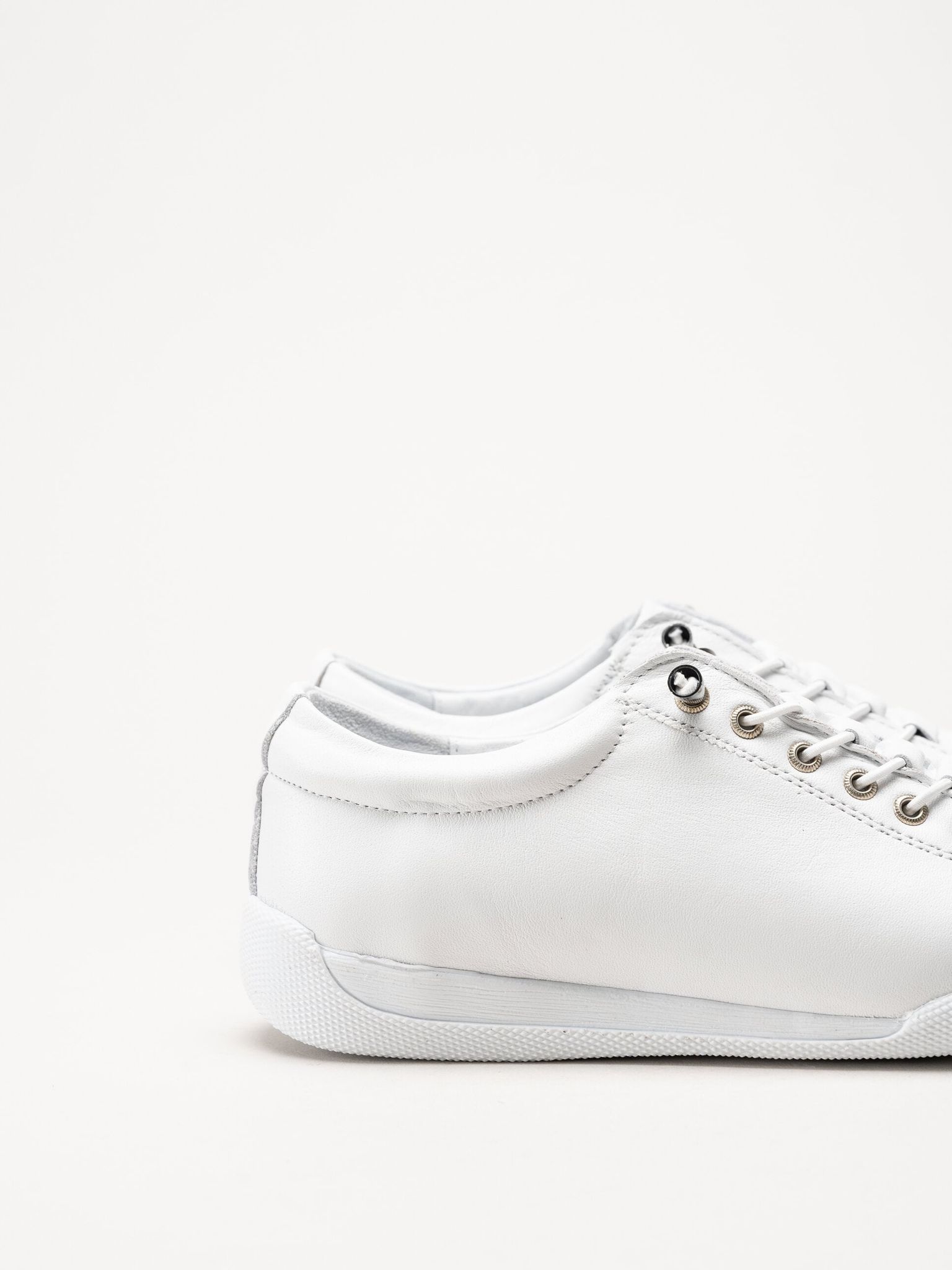 Charlotte of Sweden - Vita sneakers i skinn