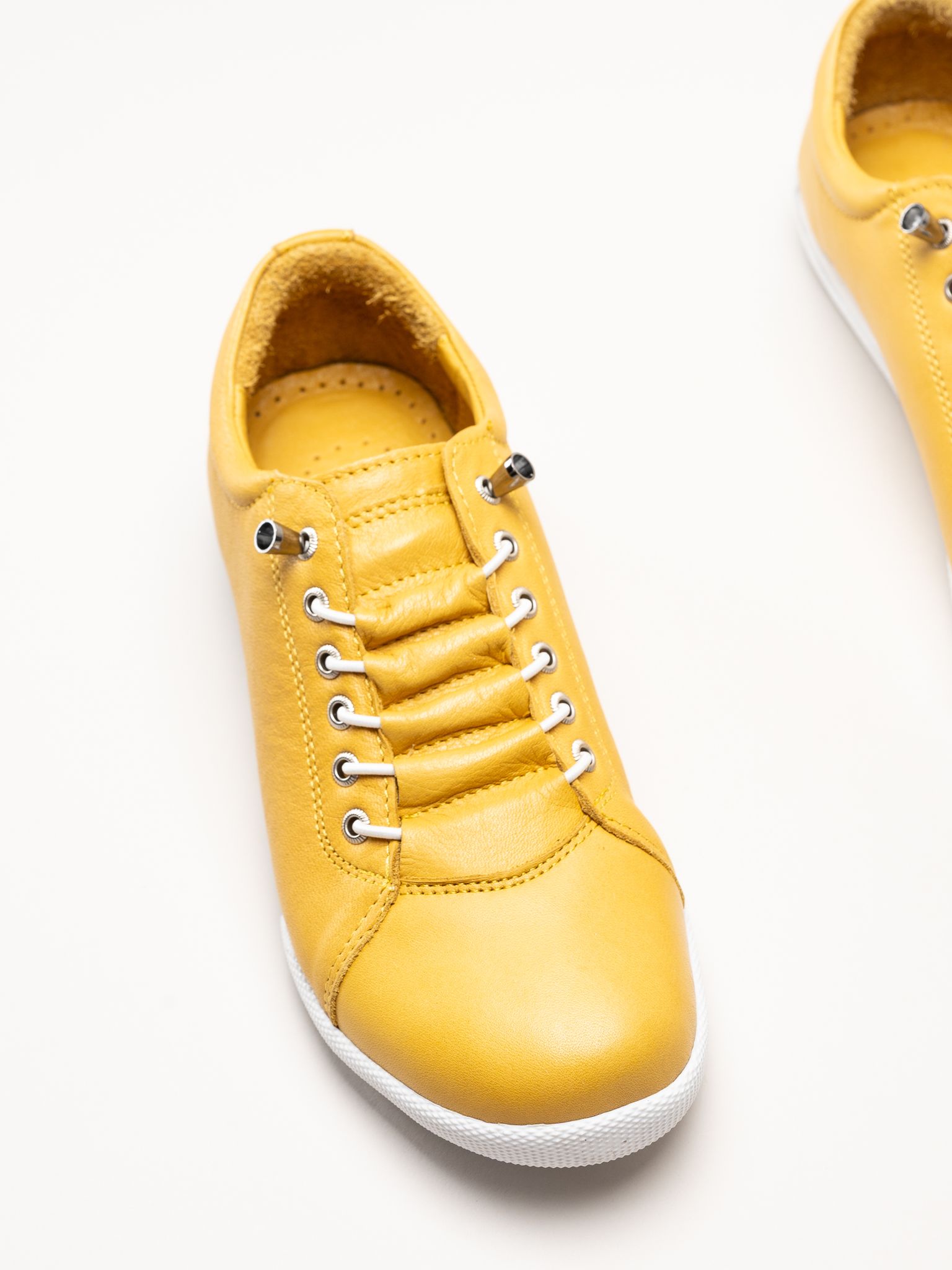 Charlotte of Sweden - Gula sneakers i skinn