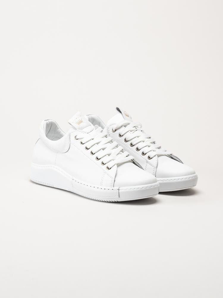 Charlotte of Sweden - Vita sneakers i skinn