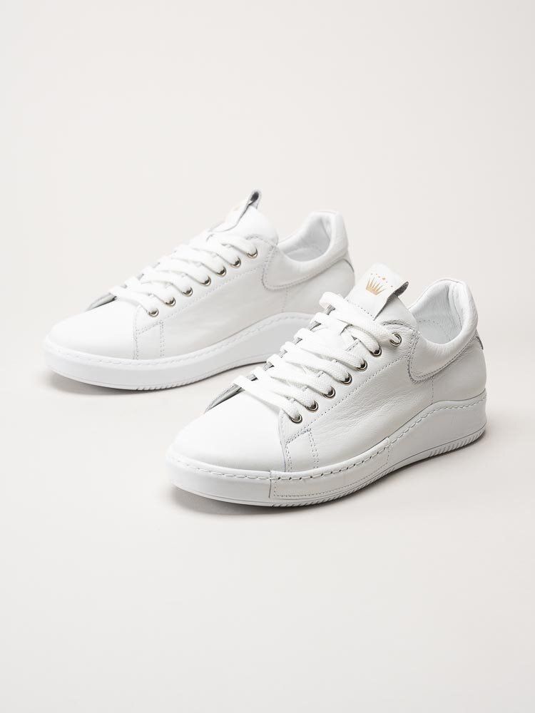 Charlotte of Sweden - Vita sneakers i skinn
