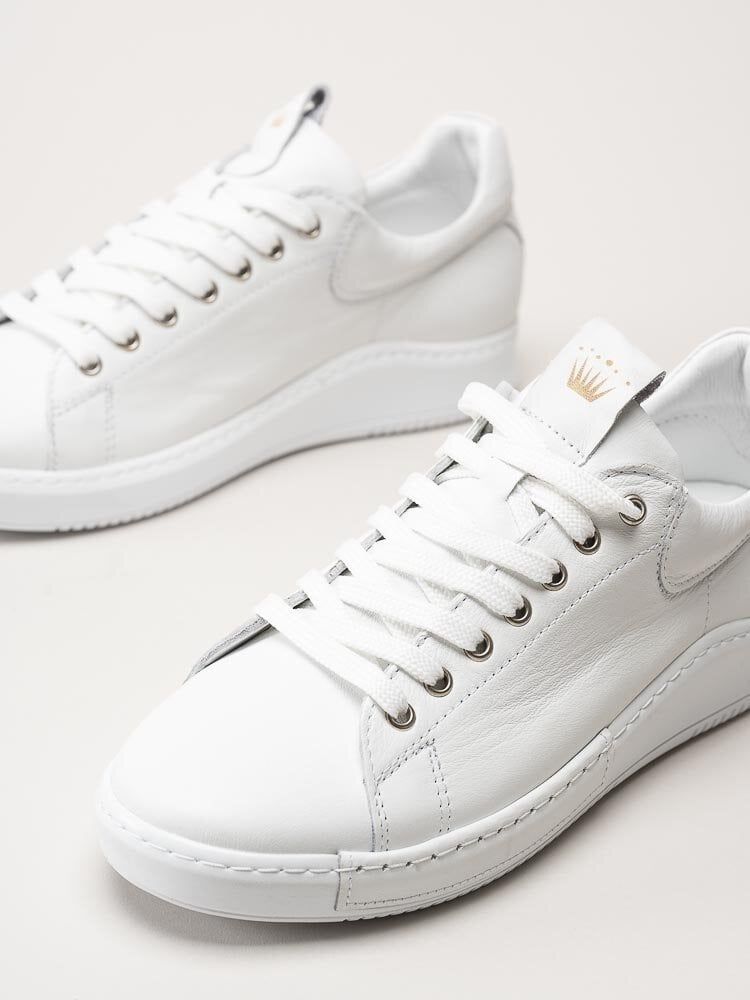 Charlotte of Sweden - Vita sneakers i skinn