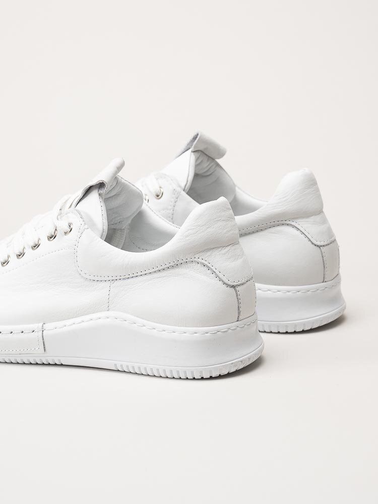 Charlotte of Sweden - Vita sneakers i skinn