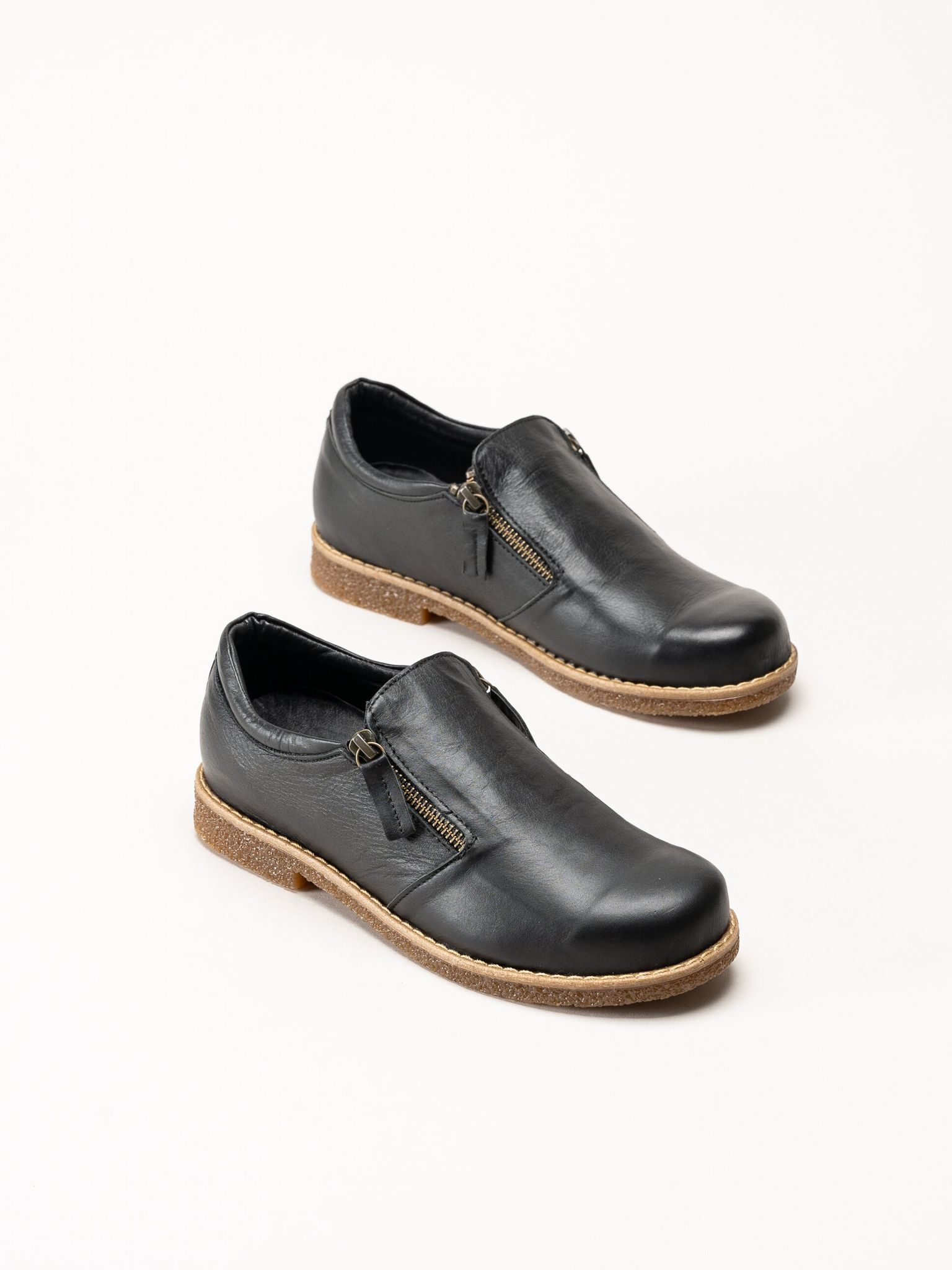 Charlotte of Sweden - Svarta skinnskor med dragkedja