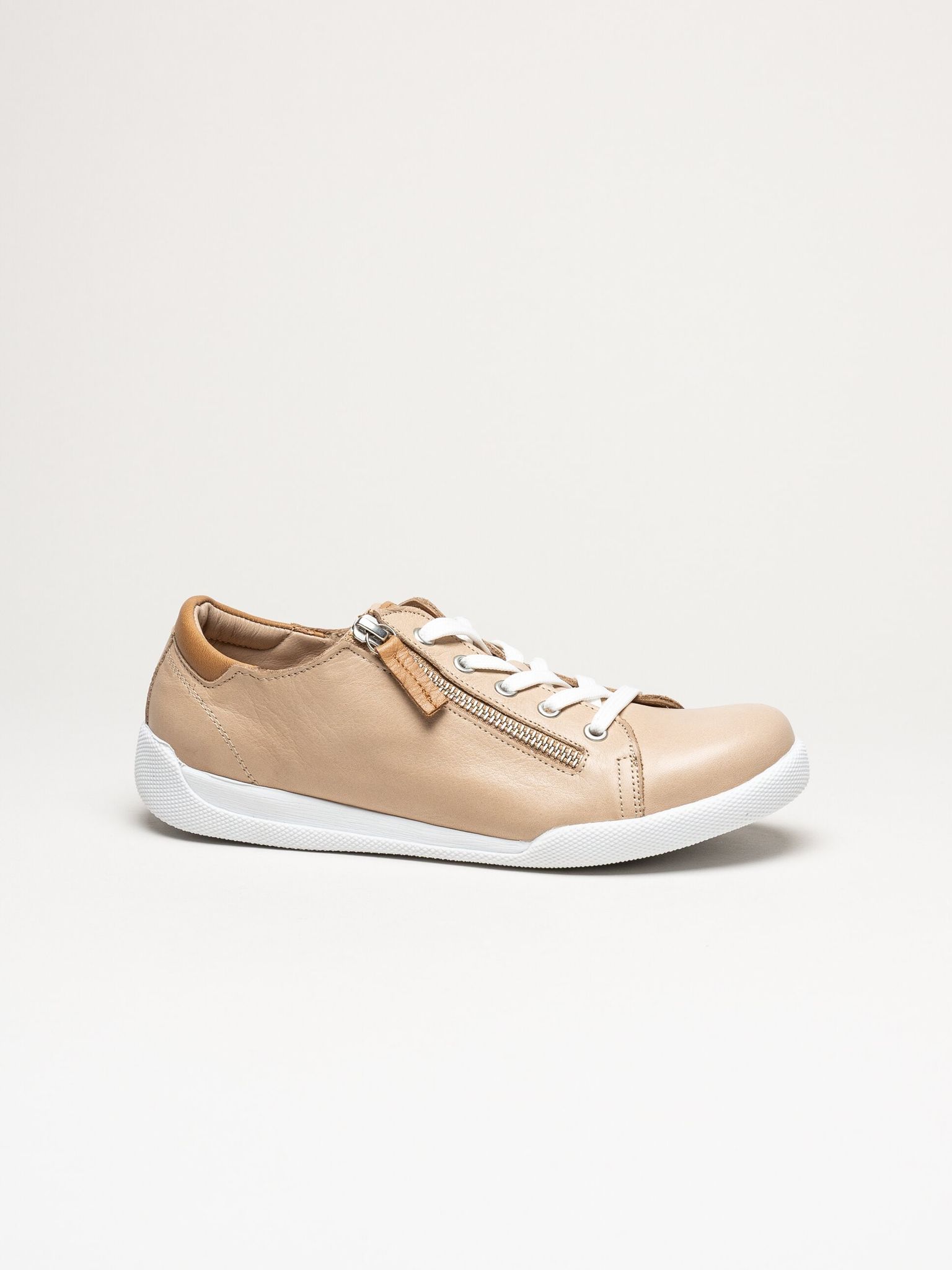 Charlotte of Sweden - Beige sneakers i skinn