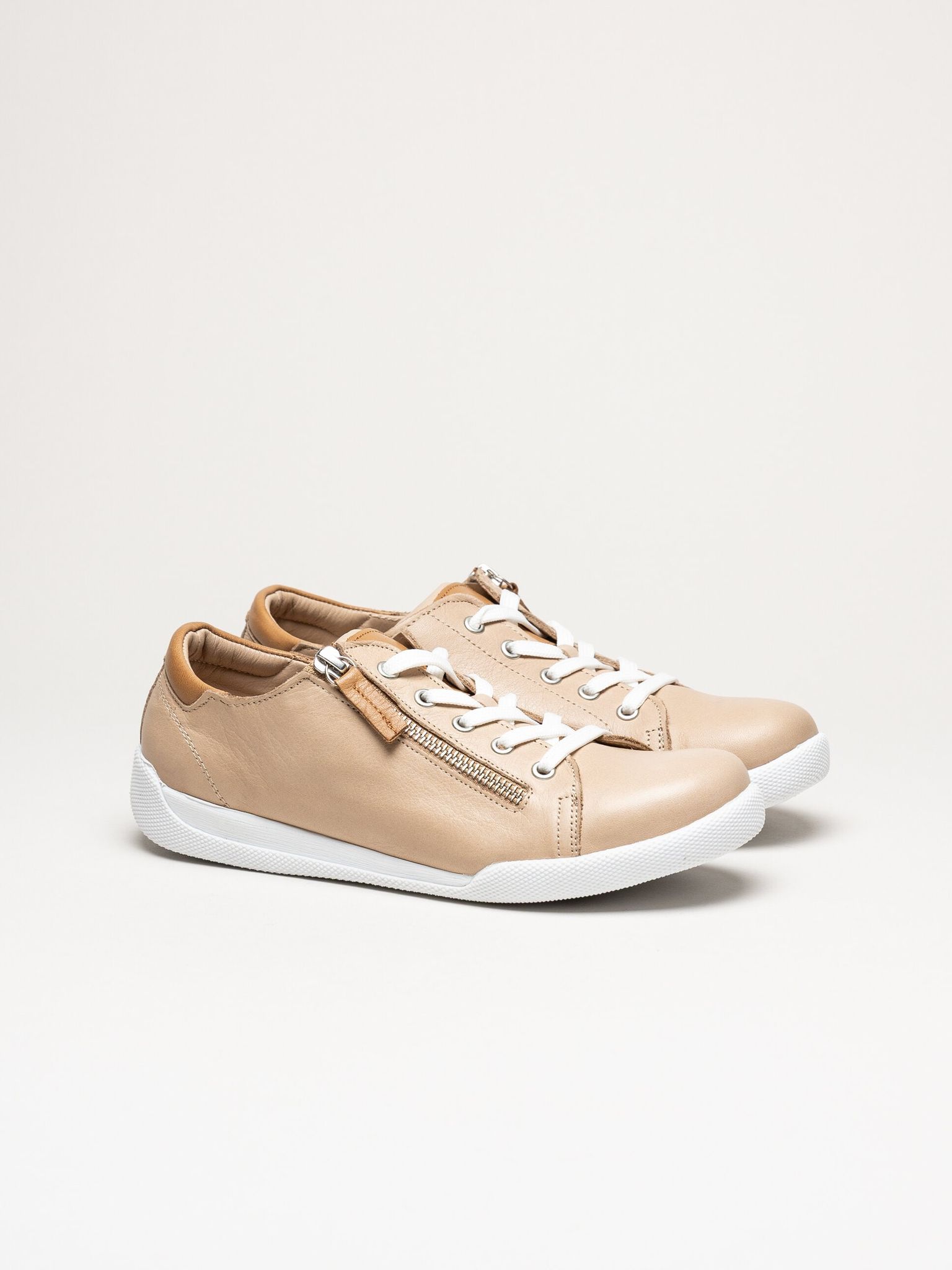 Charlotte of Sweden - Beige sneakers i skinn