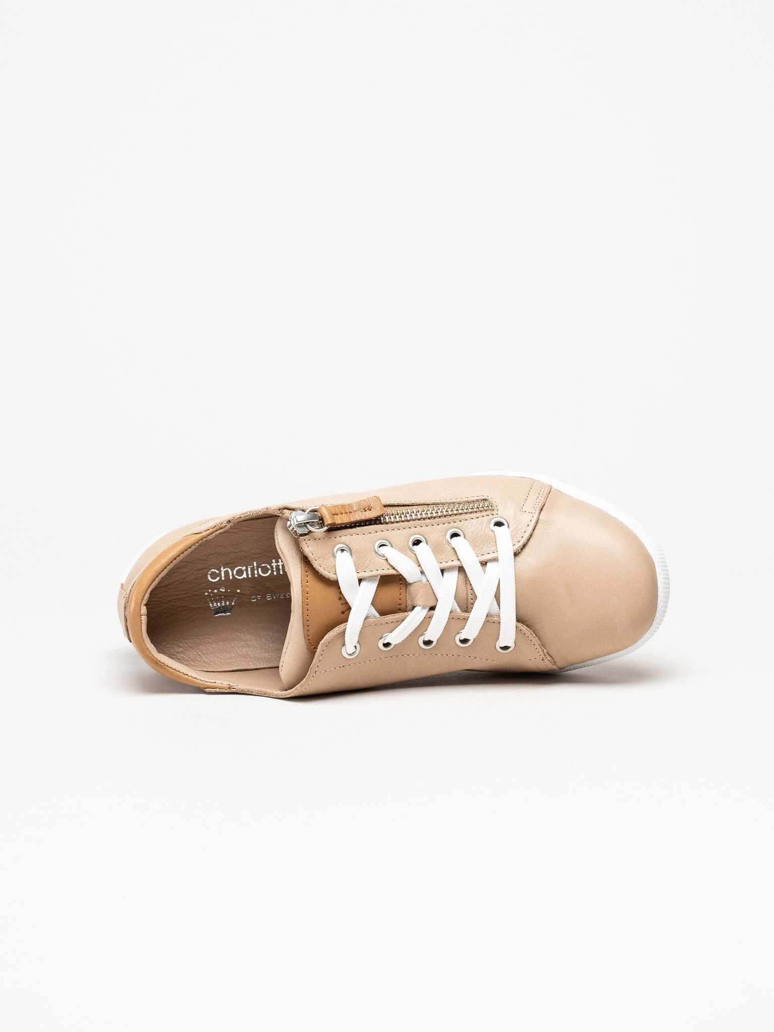 Charlotte of Sweden - Beige sneakers i skinn