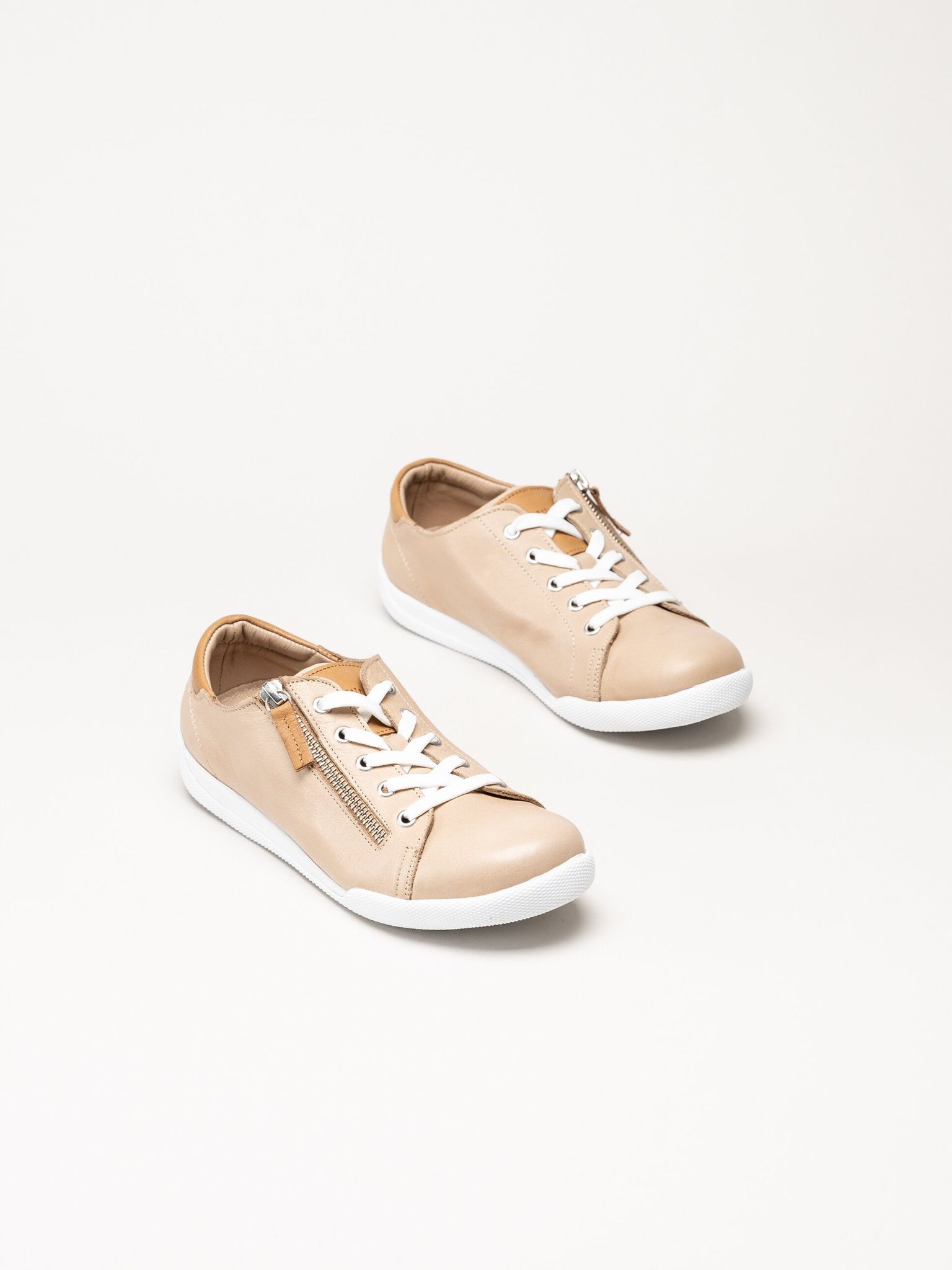 Charlotte of Sweden - Beige sneakers i skinn