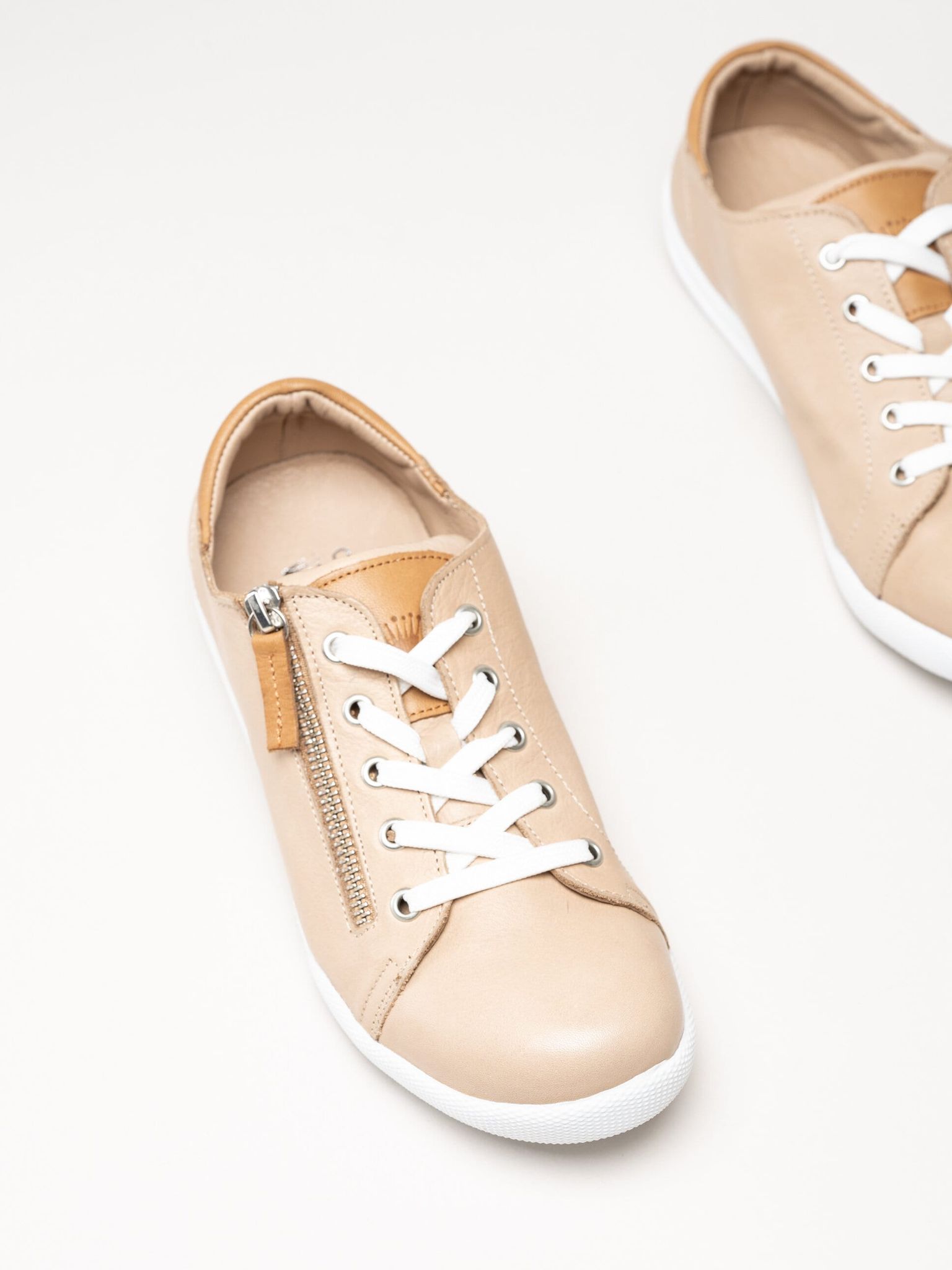 Charlotte of Sweden - Beige sneakers i skinn