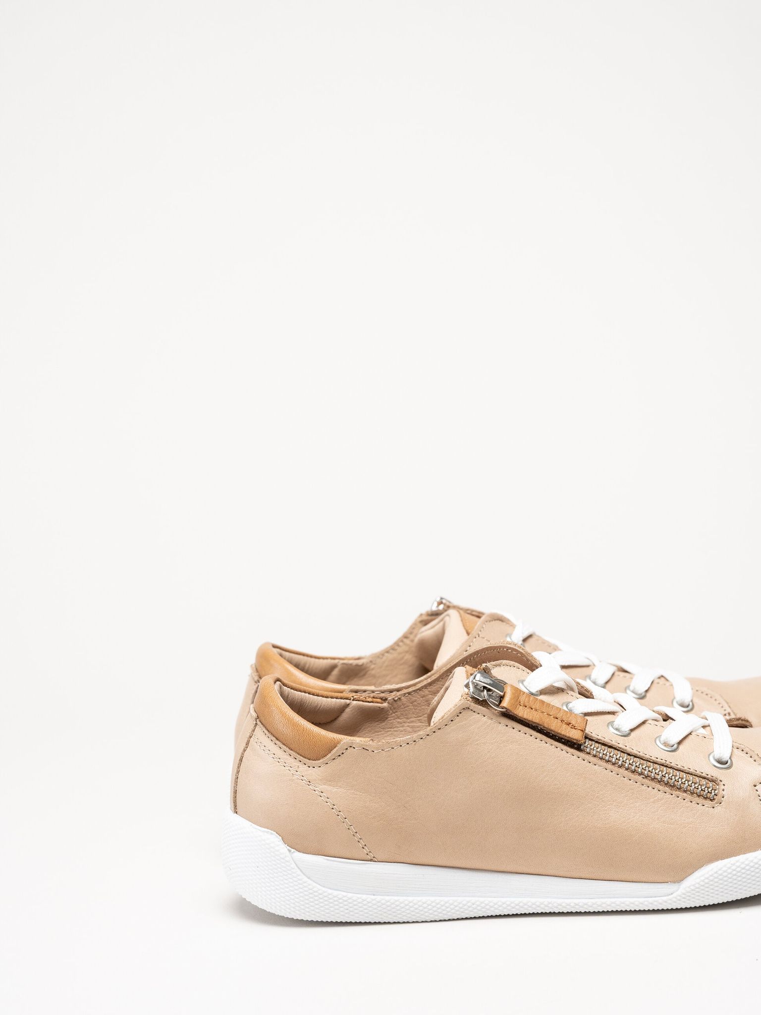 Charlotte of Sweden - Beige sneakers i skinn