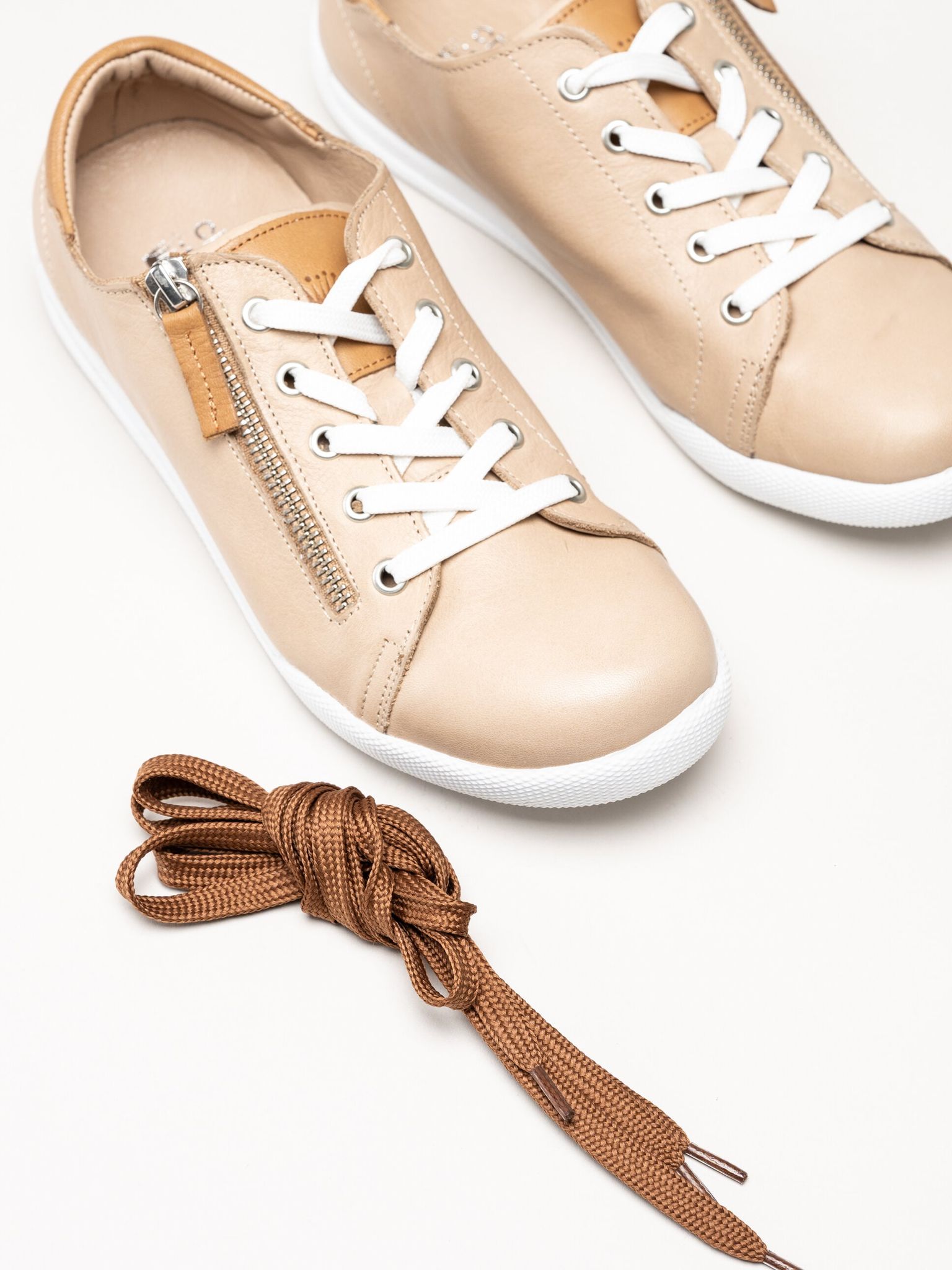 Charlotte of Sweden - Beige sneakers i skinn